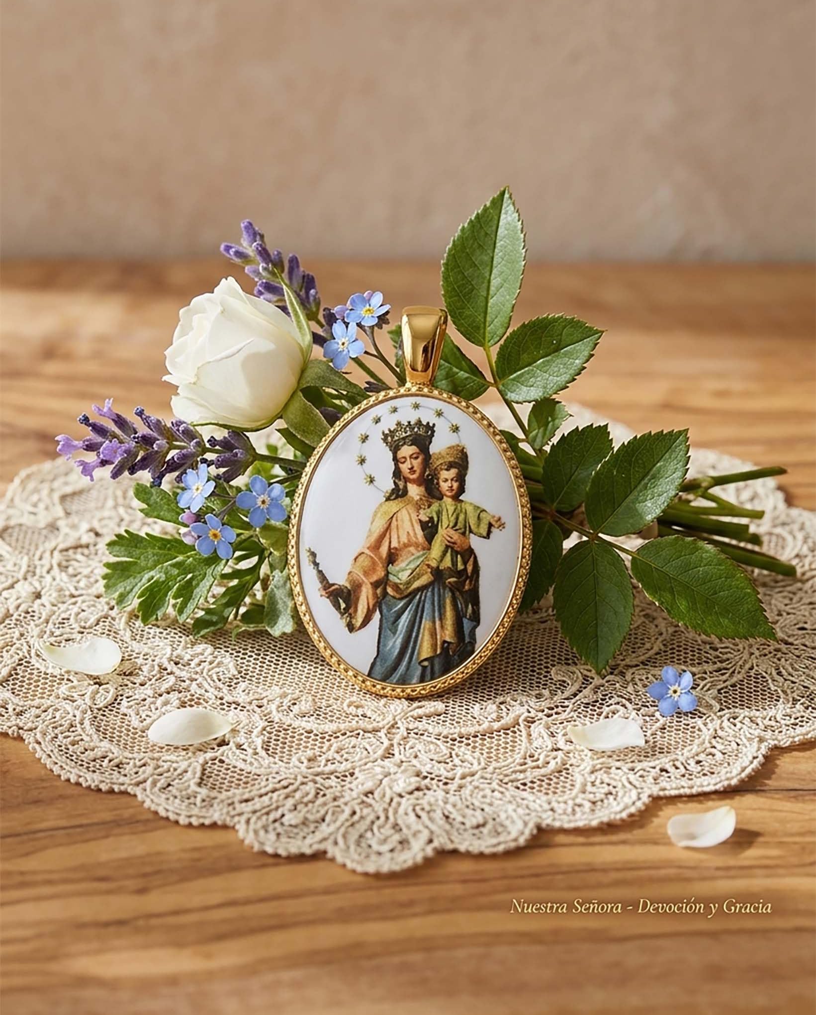 Genérico Medalla orla oval en plata de ley chapada con imagen de María Auxiliadora en porcelana, 24 x 18 mms