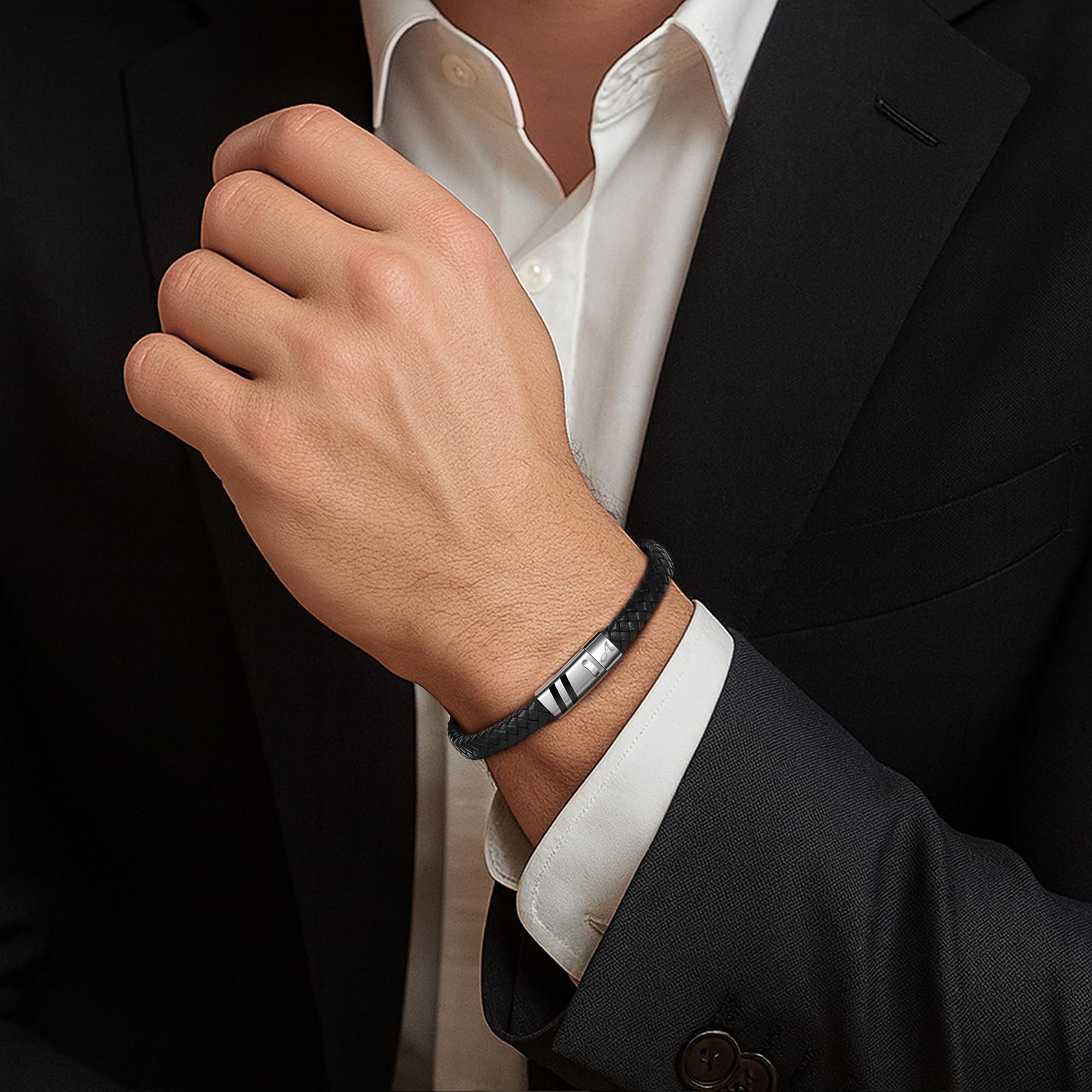 Bracelet Cuir Homme Gravé avec Initiales A-Z, Classique Tressé à la main Personnalisé Alphabet Bracelet avec Fermeture Magnétique Fête des Pères Cadeaux d'anniversaire pour Hommes