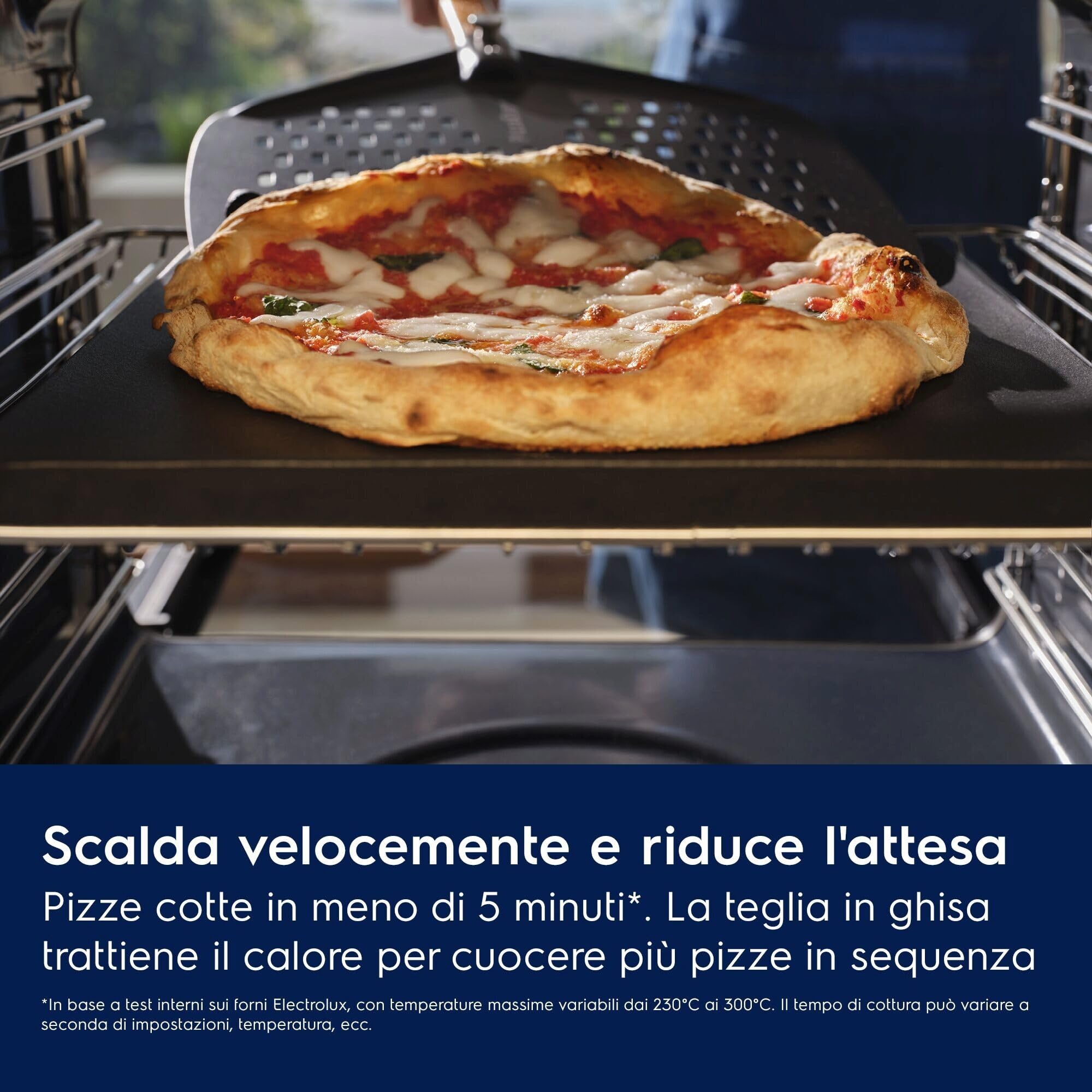 Electrolux E9OOPE01 Set Teglia Pizza in Ghisa con Pala Forata, per Forno fino a 340°C, Pizza Stile Napoletano, Crosta Croccante, Accessorio per Pizza Pane e Dolci, Manico in Legno Rimovibile