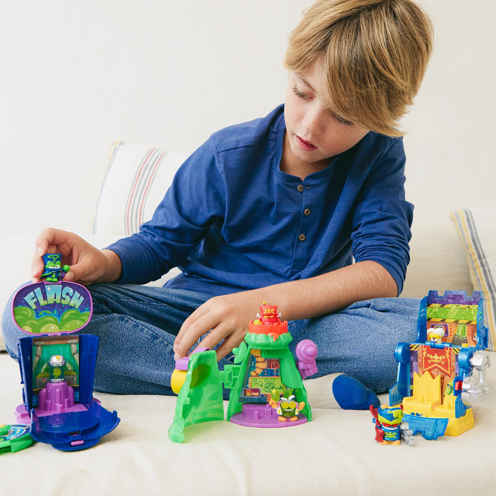 SUPERTHINGS KAZOOM Power – Hidden Base Enigma. Guarida de Enigma de la Serie de TV “Kazoom Power”. Contiene 1 Hidden Base, 1 Enigma Exclusivo y 1 Kazoom Exclusivo