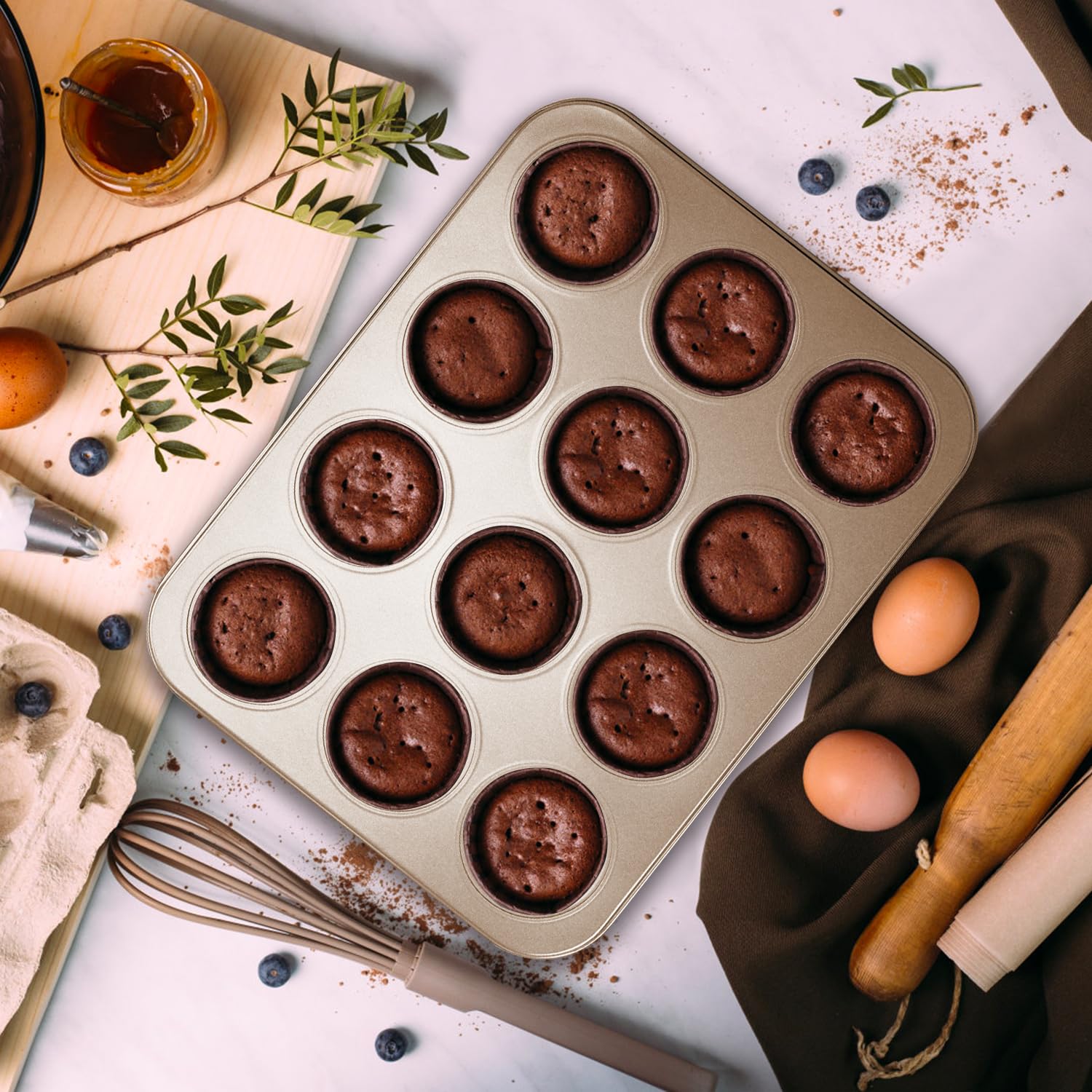 Nsmykhg Molde antiadherente para magdalenas, 4 paquetes de moldes antiadherentes para magdalenas, juego de mini moldes para cupcakes, 12 tazas y 24 tazas de acero al carbono dorado para hornear, molde