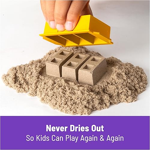 Vista 14 de Caja de arena plegable de Kinetic Sand con obra en construcción, camión de juguete y 2 libras de arena para jugar, juguetes sensoriales para niños