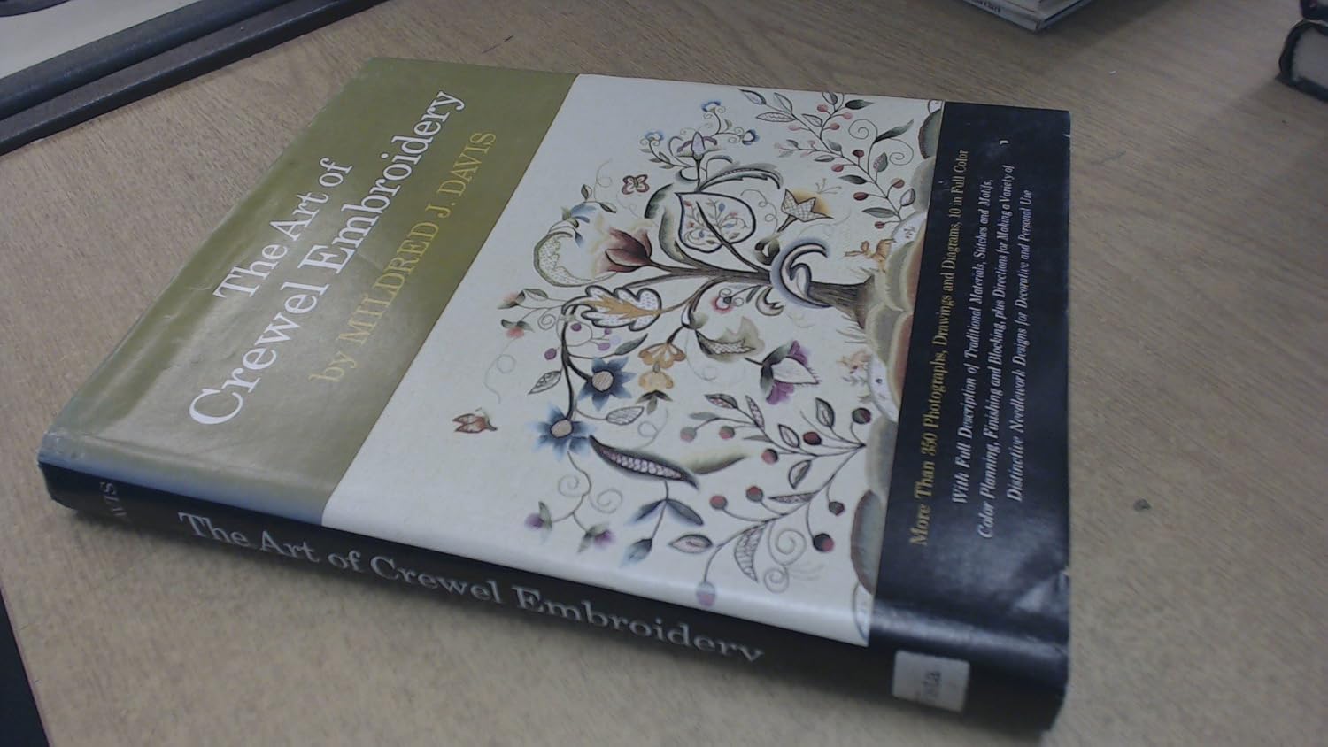 The Art of Crewel Embroidery Amazon.co.uk Davis, Mildred J Books