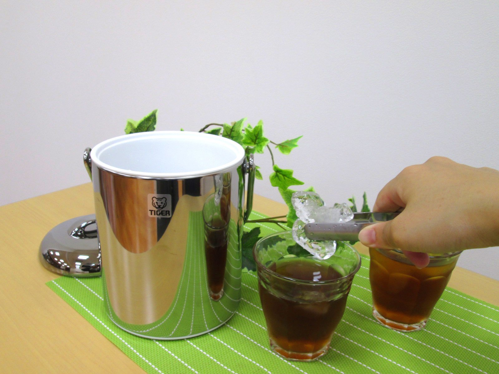 Amazon｜タイガー 魔法瓶 アイスペール 1.35L ステンレス 蓋 アイス