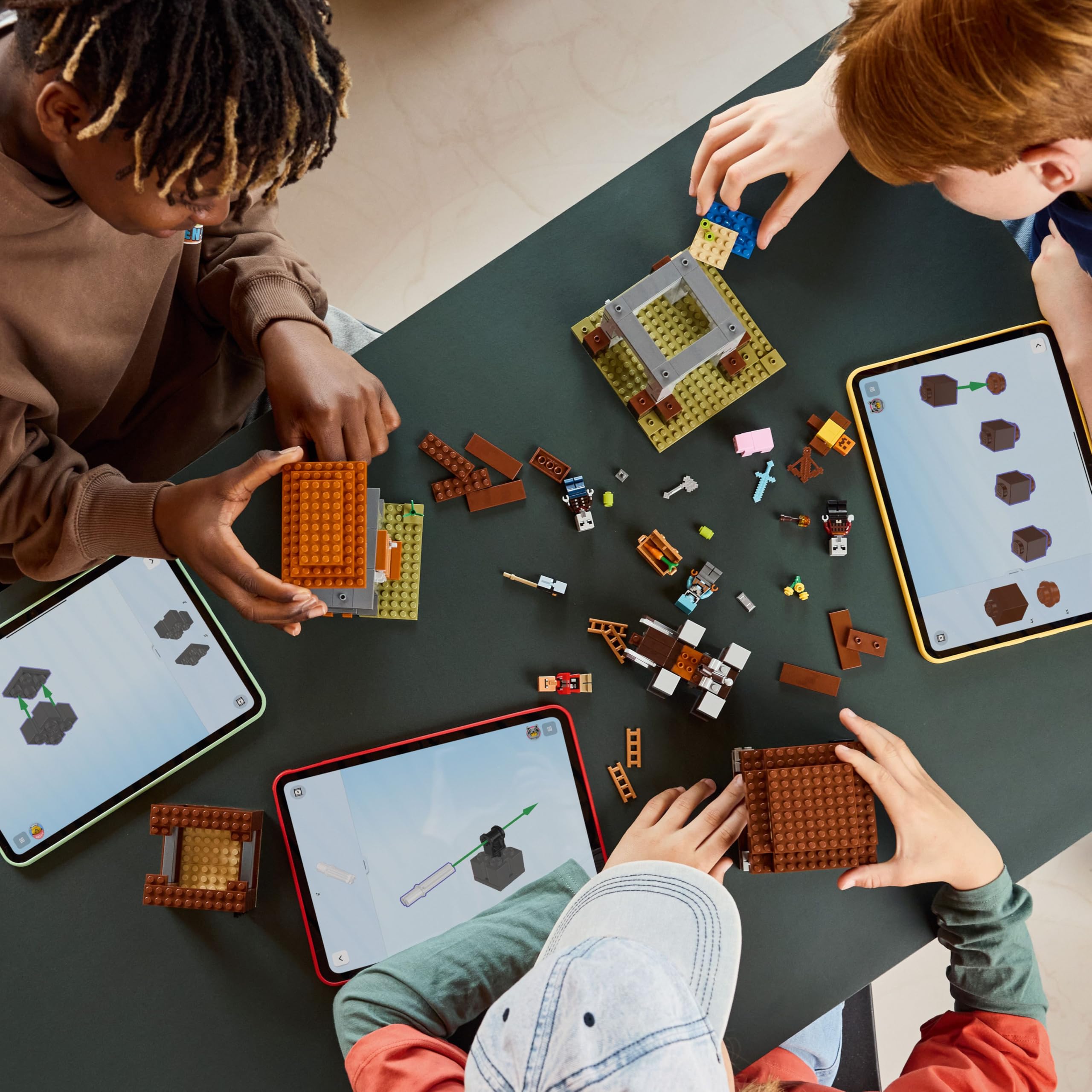 LEGO Minecraft Kryjówka rozbójników i dewastatorów 21278 | budowla Minecraft, zestaw z mobami, prezent dla fana Minecrafta 9+, 665 elementów