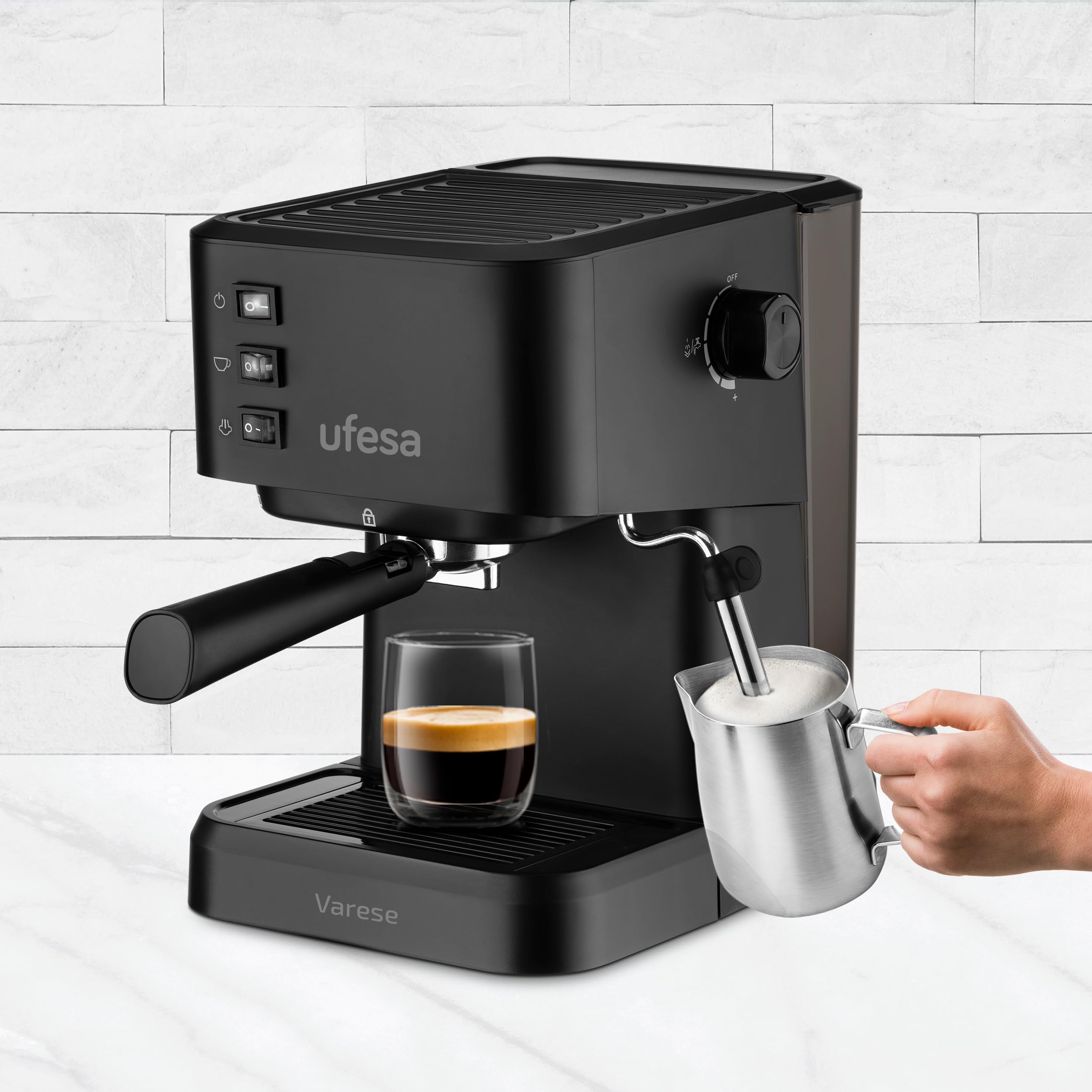 Ufesa Varese Machine à Café Compacte Espresso et Cappuccino, 1050W, Buse Vapeur, 20 Bars, 1 ou " Cafés, Réservoir d'1.5L, Plateau Réchauffe-Tasses, Méthane Compact