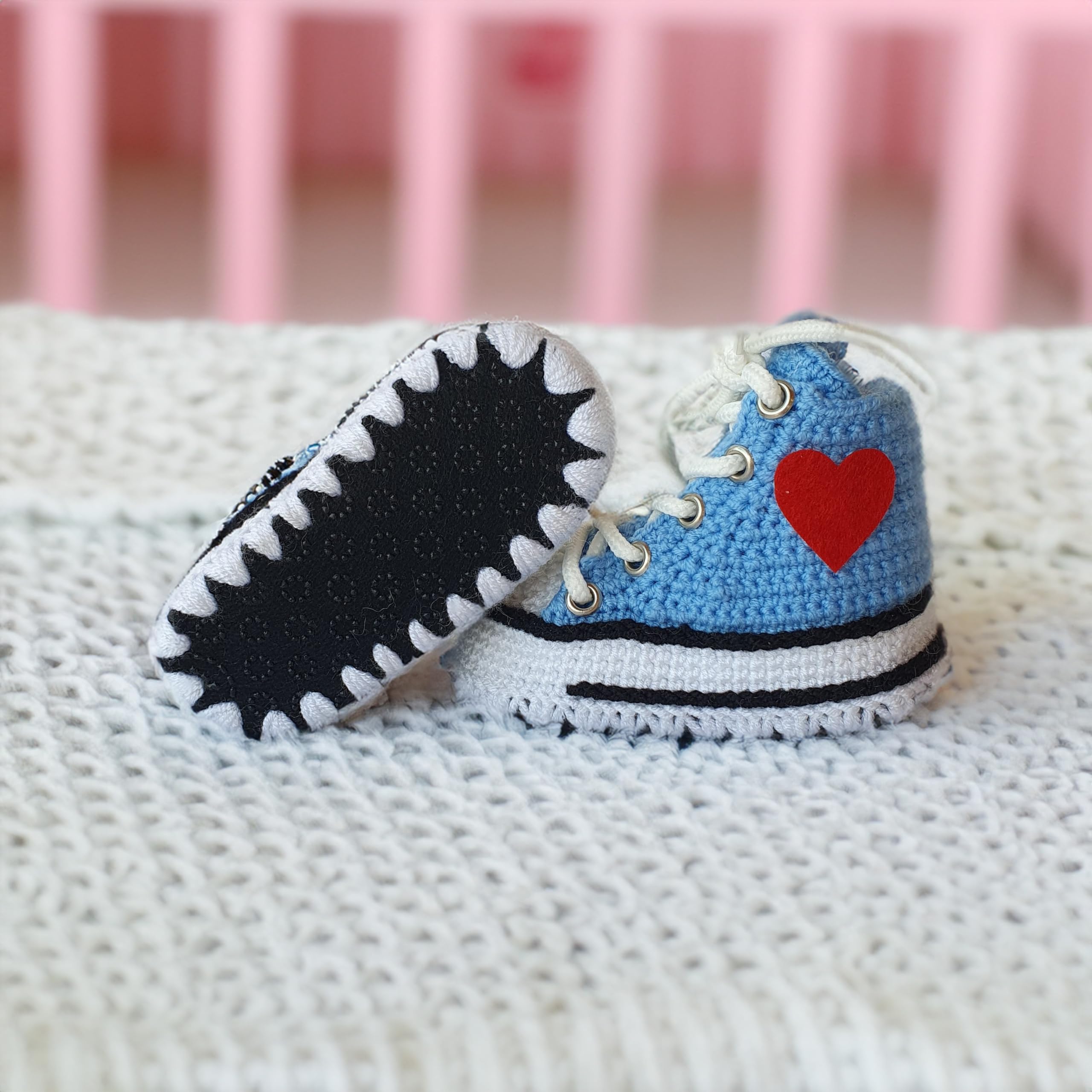 Handgefertigte Blaue Rutschfeste Baby Sneaker aus Organischem Garn - Personalisierte Erste Schritte Schuhe für Neugeborene - Unisex Geschenk zur Baby Ankündigung & Geburt