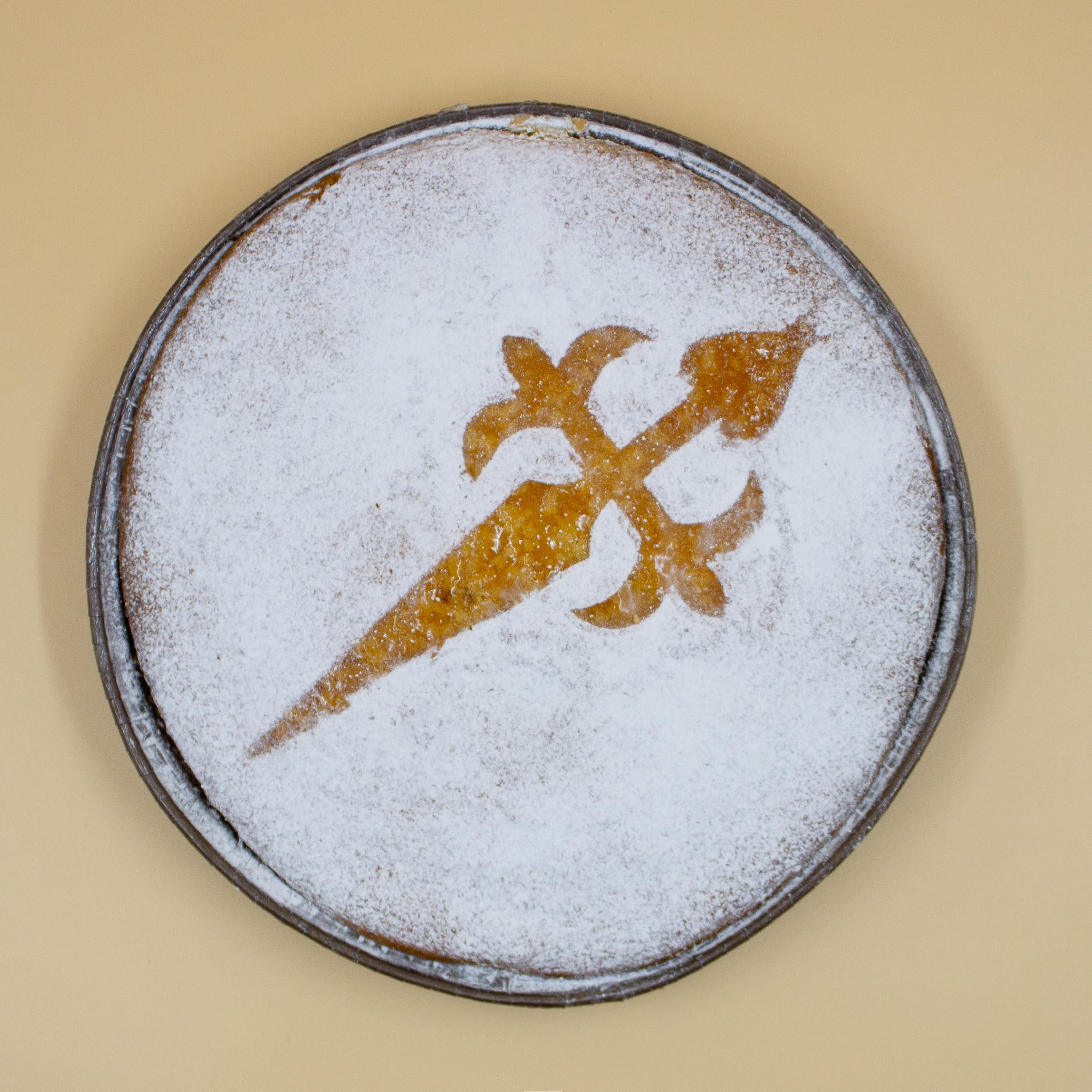 Tarta de Almendra de Santiago 1kg - Dulce gallego - Sin Gluten y Sin Lactosa - Regalo gourmet - 100% Artesanal - Almendra Marcona - Sin Aditivos - Postre para celebraciones - Ingredientes naturales
