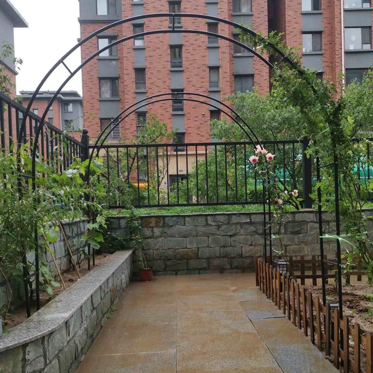 Metal do roślin pnących, solidna kratka na wesela i imprezy, uniwersalna pergola, regulowana szerokość 120350 cm, czarna, wys. 300 x szer. 250 cm
