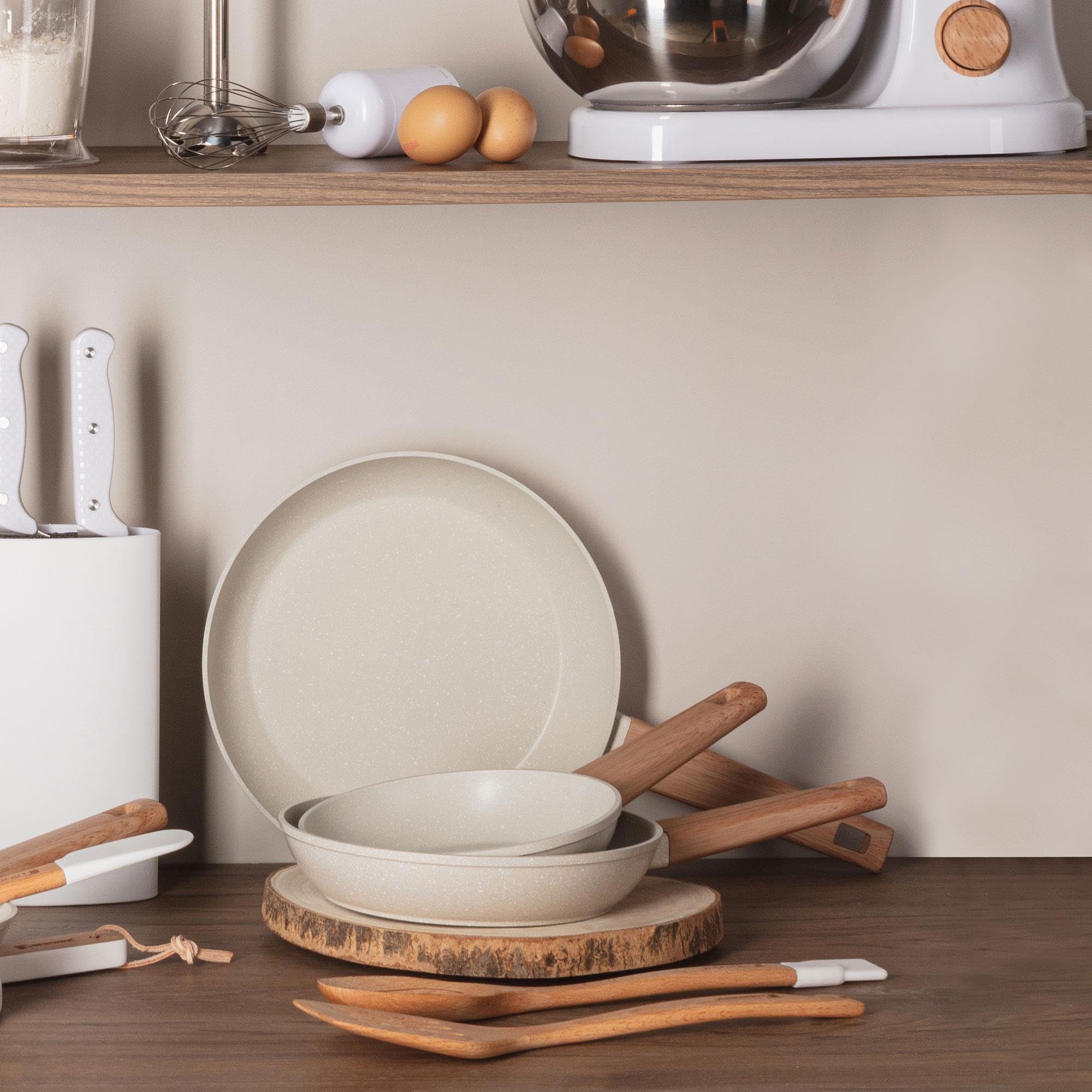 5-teiliges Kochgeschirr-Set (2 Töpfe mit Deckel + Kasserolle) Stahl mit Beschichtung + Bergner NATURALLY 3-teiliges Küchenhelfer-Set aus Silikon und Holz