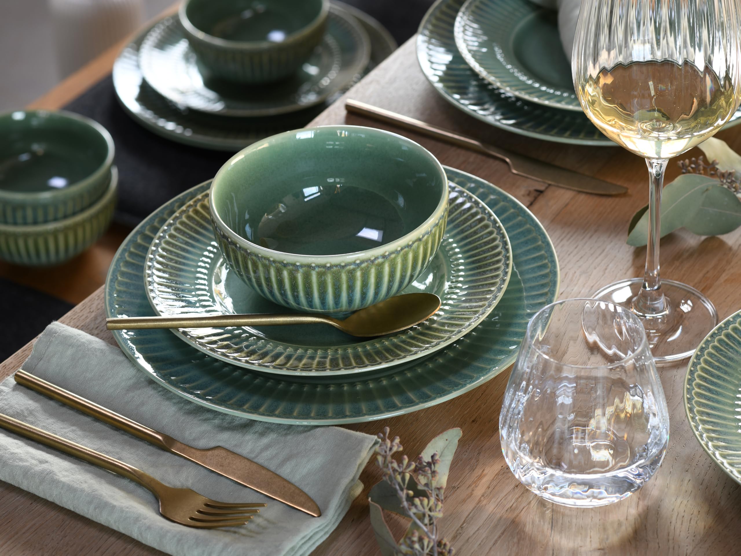 CreaTable, 24493, Serie Celadon Grün, 12-teiliges Geschirrset, Teller Set aus Steinzeug, spülmaschinen- und mikrowellengeeignet, Qualitätsproduktion