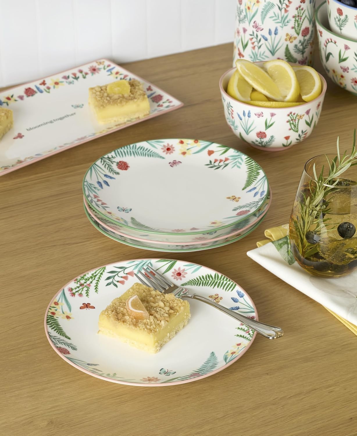 Oneida Dinnerware Set, First Blooms 4-Piece Accent Plates, Service For 4, Plate Set, Porcelain Plates, Dishwasher & Microwave Safe, Salad & Pasta Plate, Dish Sets, Floral Design (Assorted, 4 Piece)