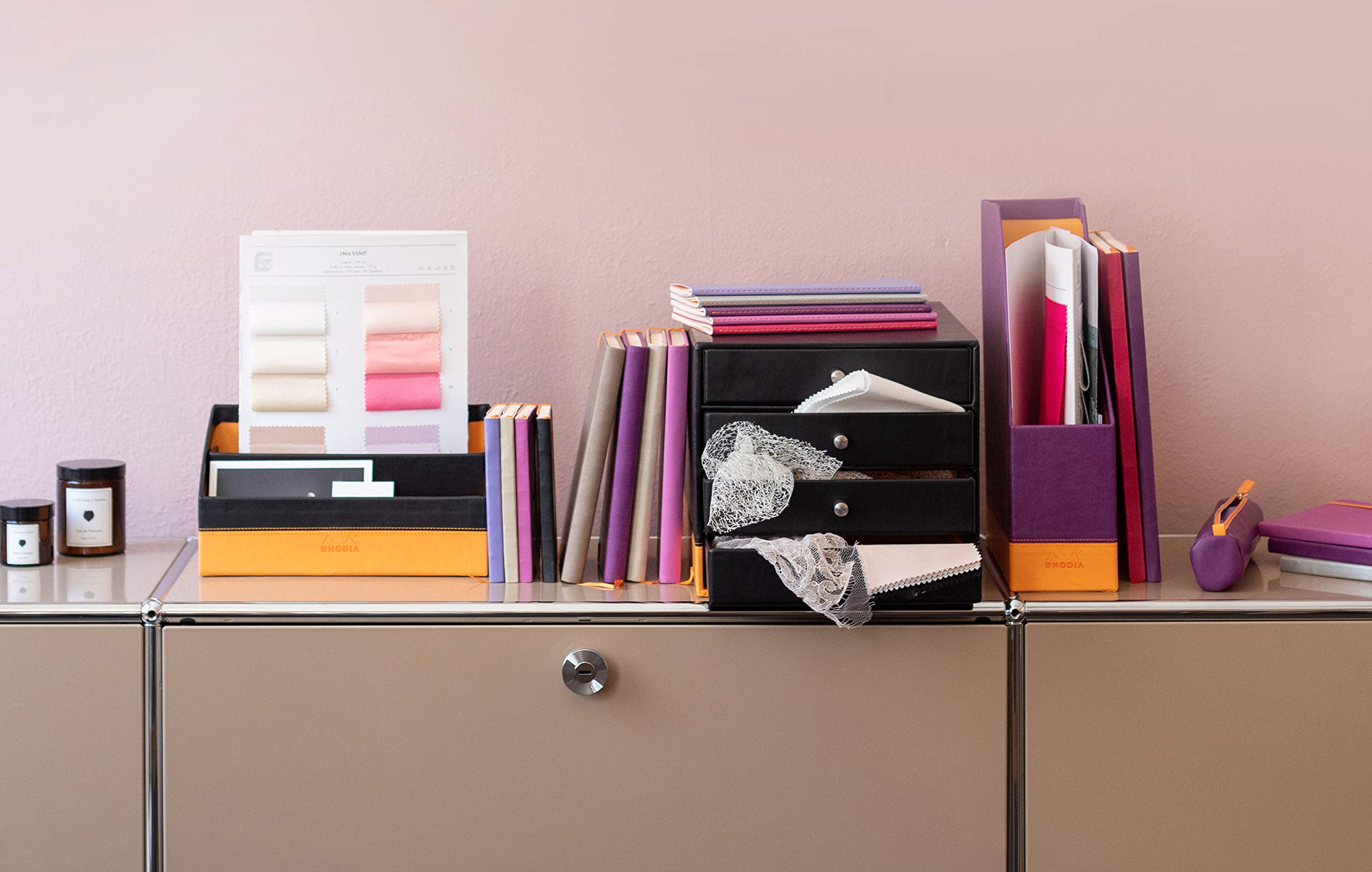 RHODIA 318838C - Portariviste ZAFFIRO -10 x 25 x 31 cm - Cuciture sellaio arancioni - Esterno simil cuoio - Collezione Home Office Rhodiarama - Organizzazione per ufficio e Archiviazione di design