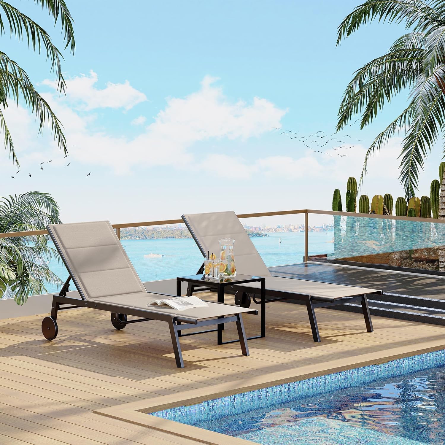 Garvee Lot de 3 chaises Longues de Jardin avec Table d’appoint – Dossier réglable 5 Positions, roulettes Pratiques, Assise textilène rembourrée – pour Piscine, terrasse, Jardin ou Plage – Marron