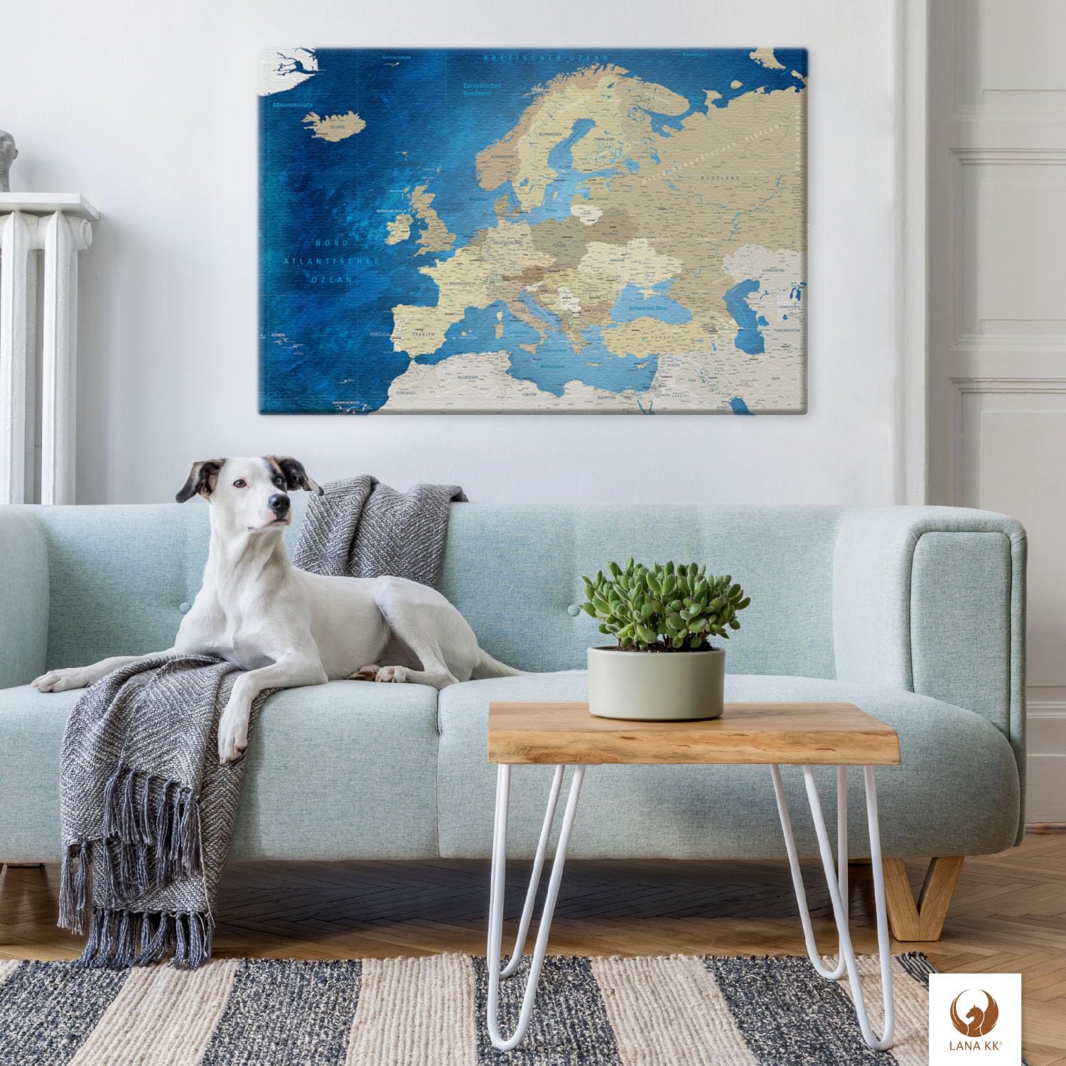 LANA KK - Premium Pinnwand Europakarte - Meerestiefe - Deutsch - in 80 x 60 cm, stabile Rückwand zum Pinnen inkl. Starterkit - Leinwand-Kunstdruck Wandbild Landkarte XXL