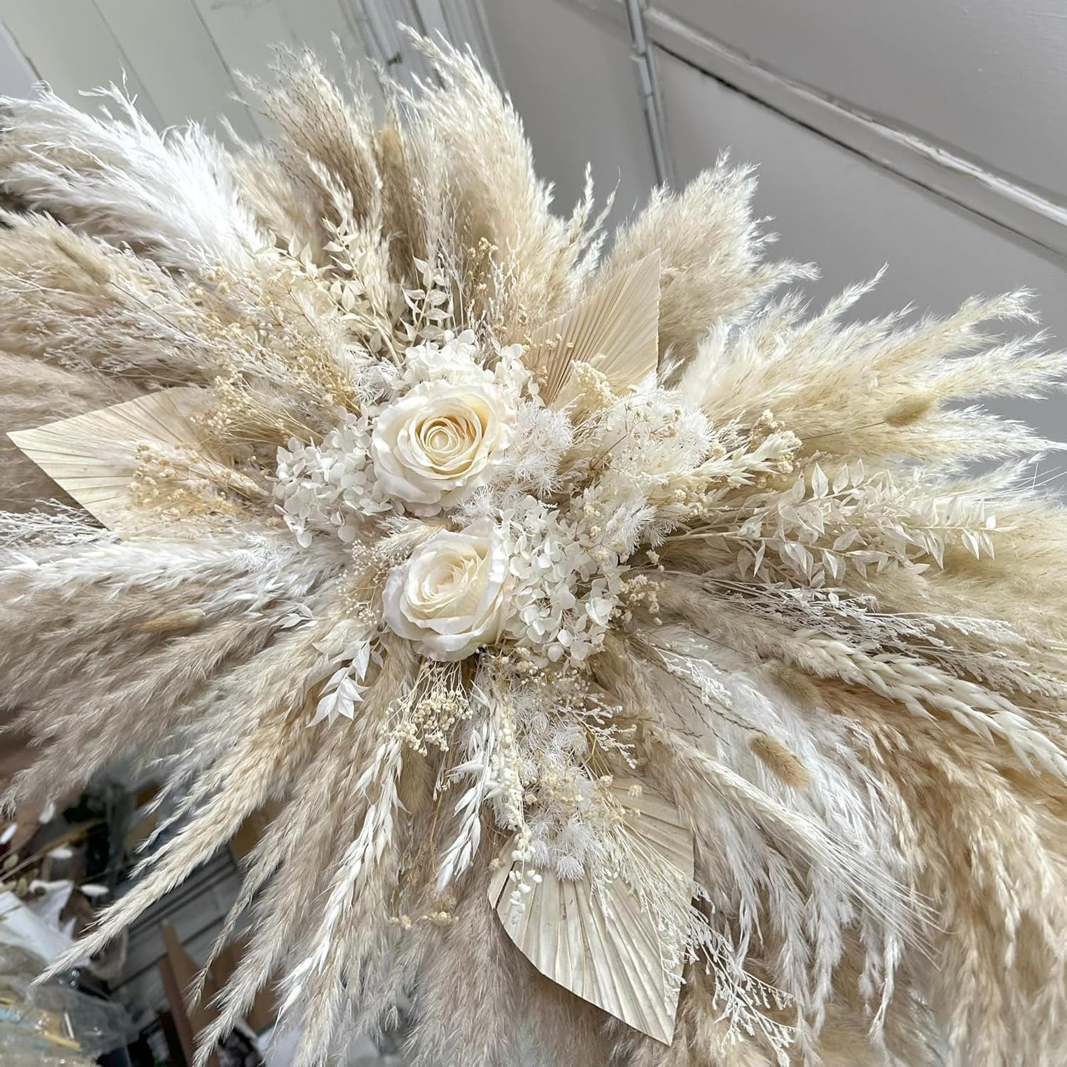 DIY Wanddeko Set mit Pampasgras, weißen Rosen & Hasenschwanzgras | Boho Trockenblumen für Zuhause, Hochzeitsbogen und Wandgestaltung