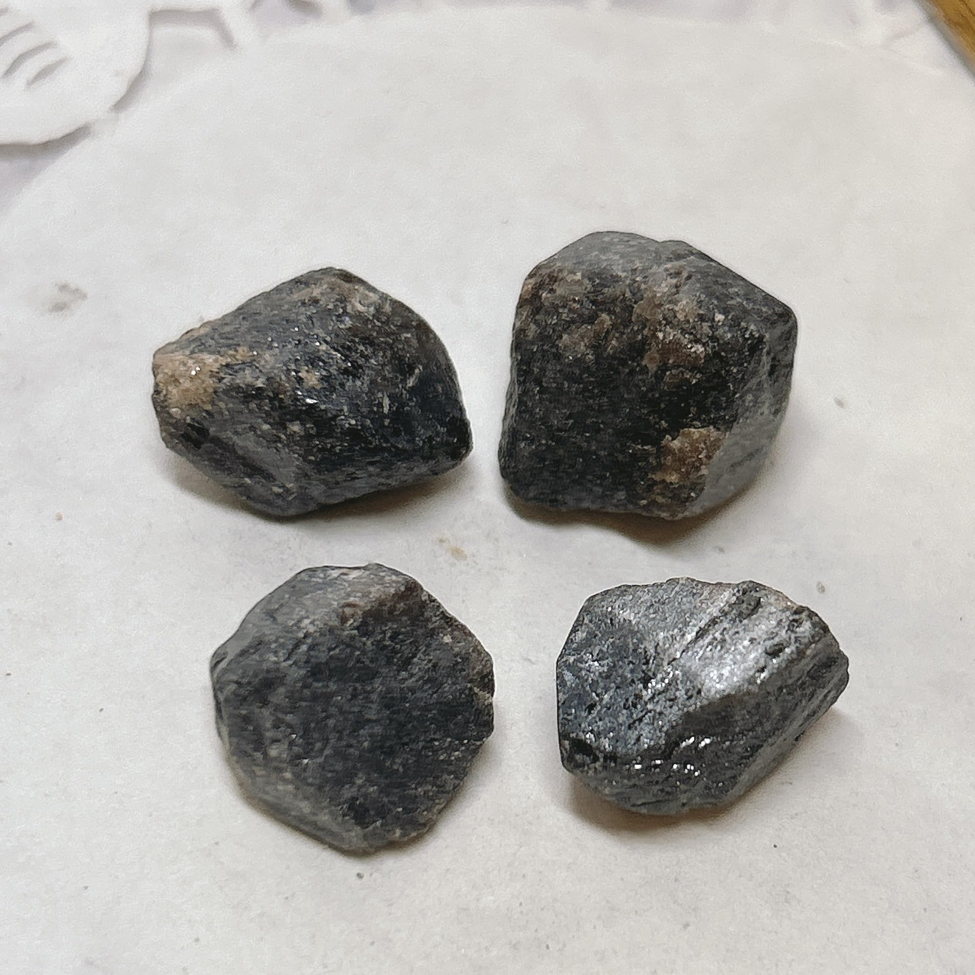 鉱石 原石 天然石 クリスタル 銀色 パワーストーン　原石 パワーストーン 標本 魔除け 鑑賞石 置物