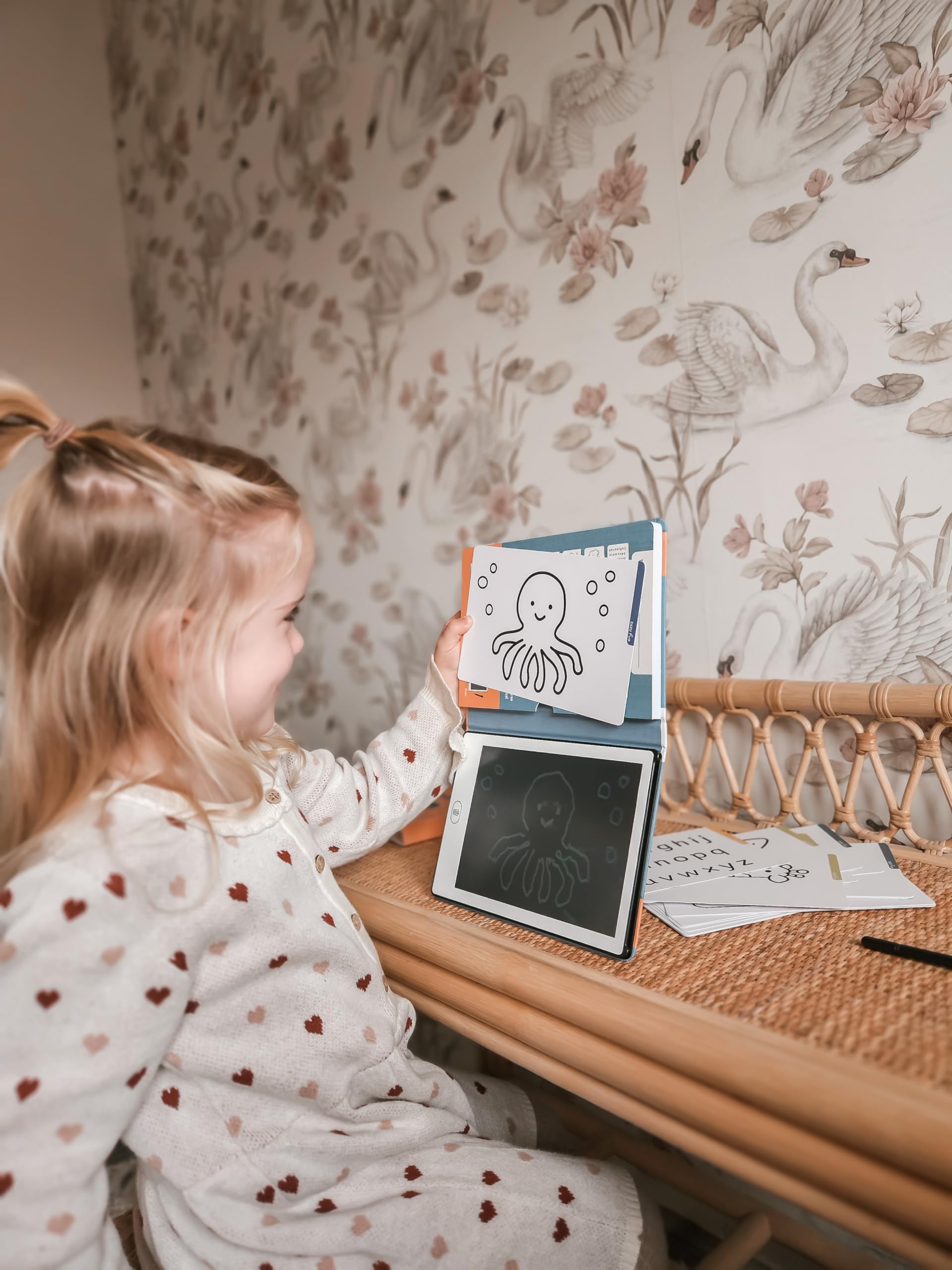 Zazu Fun - Tablet da disegno LCD per bambini, 8,5 pollici, tablet da disegno con 40 carte di modello e penna, funzione di cancellazione e pulsante di blocco, giocattolo educativo creativo per la casa