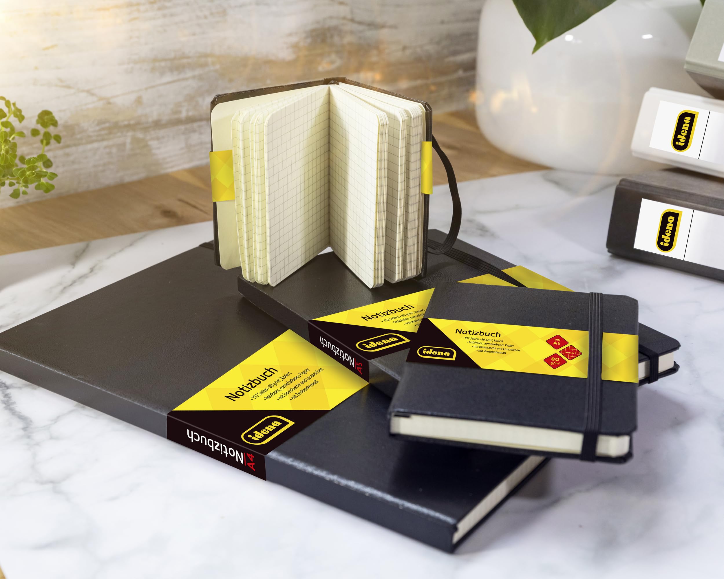 Idena 90447 - Notizbuch A4 kariert, 5 Stück, 192 Blatt 80 g/m² in Creme, mit Innentasche, Gummiband und Lesezeichen, Hardcover Einband in Schwarz