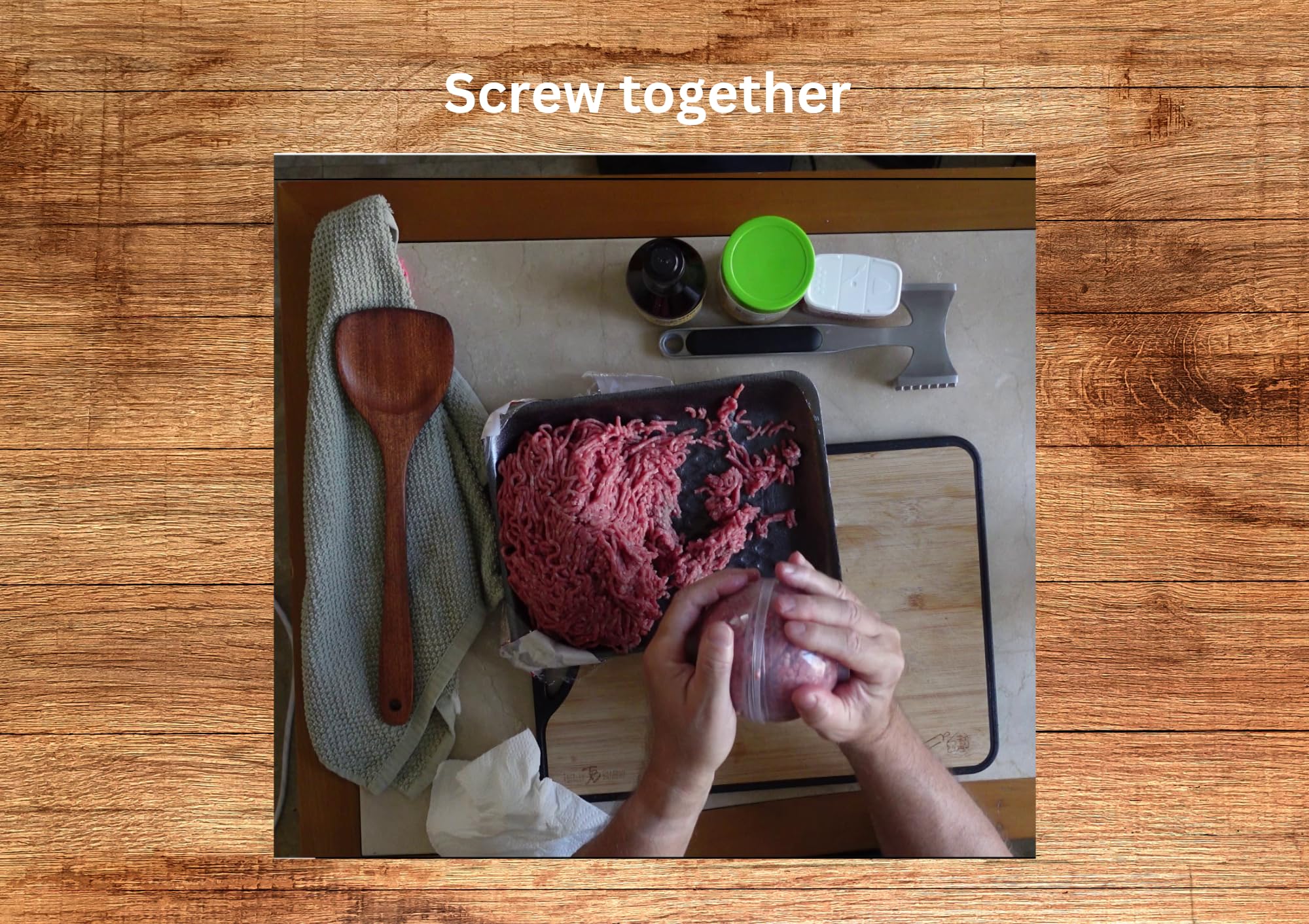 Récipient alimentaire scientifiquement conçu... pour stocker le bœuf haché. Chaque boule de boeuf peut contenir 0,5 kg de bœuf. Se conserve au congélateur. Décongeler au micro-ondes en quelques