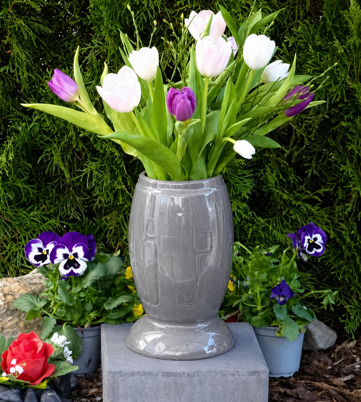 Grabvase mit Sockel Vase Blumenvase Blumen Lilien Rosen Friedhof Grabschmuck Grablaterne Grabgesteck Grabkerze Grablicht Grableuchte Lampe Laterne Licht Kerze Trauer Friedhof Garten