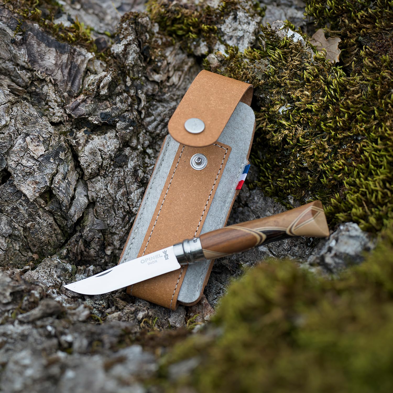Opinel Custodia per esterni L in pelle riciclata e feltro R-PET – Marrone – Borsa per coltelli sostenibile per Opinel N°09, N°10, coltello a fungo N°08 e N°10 con cavatappi e apribottiglie