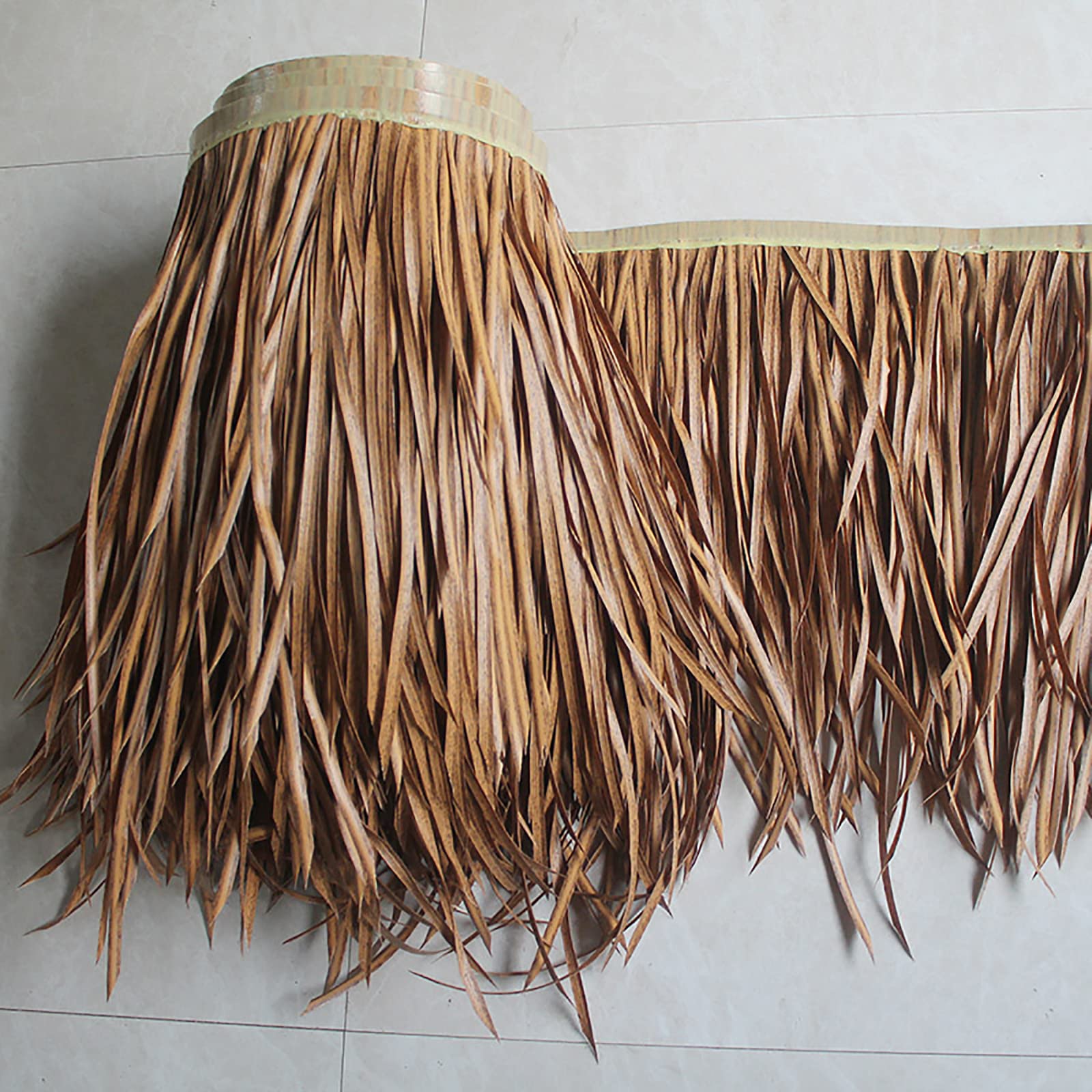 Rollos de paja de palma ideales para crear ambientes tropicales en decoración de techos
