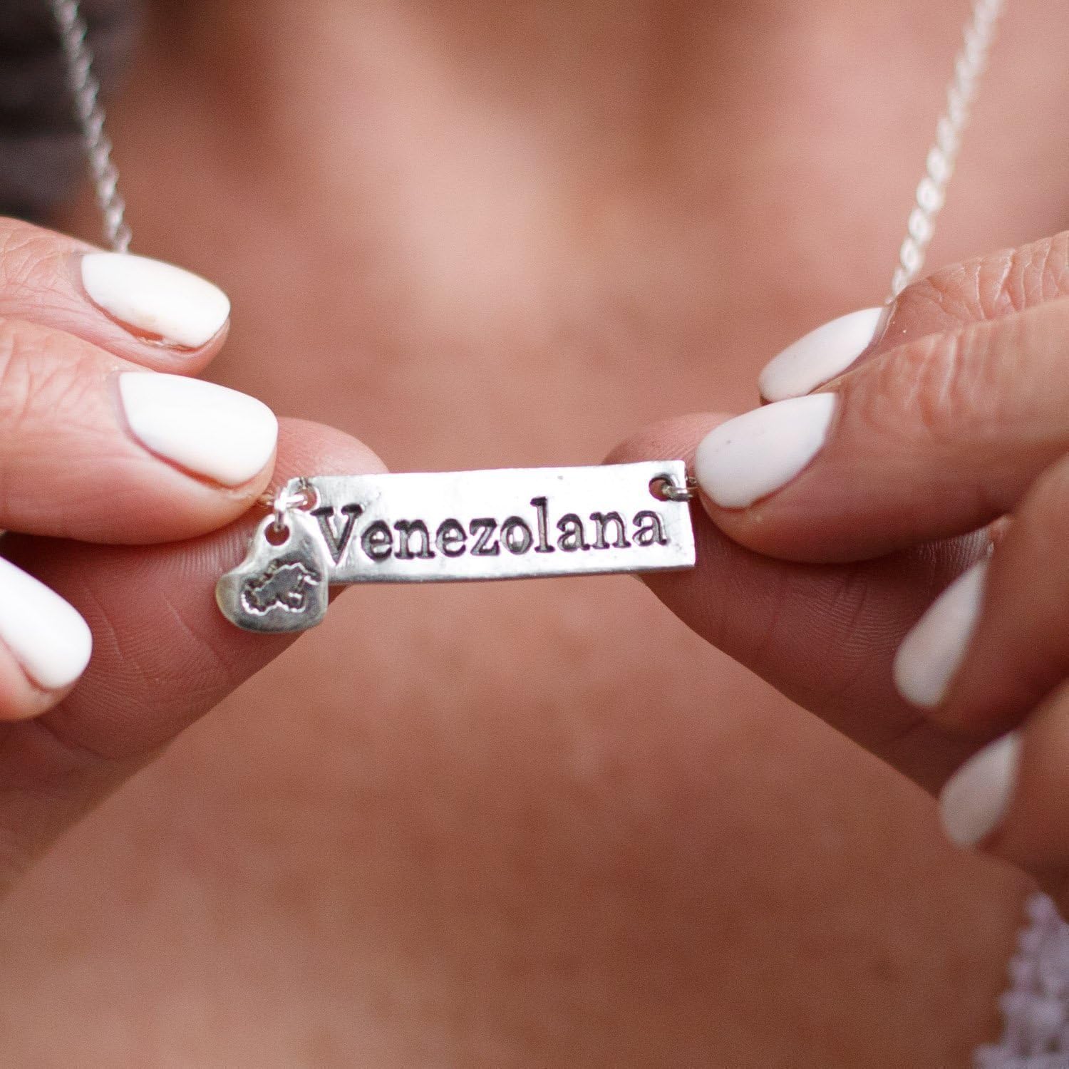 Cadena Venezolana Hecha de Plata Con Dije Corazon Con Mapa de Venezuela 46 Centimetros de Larga