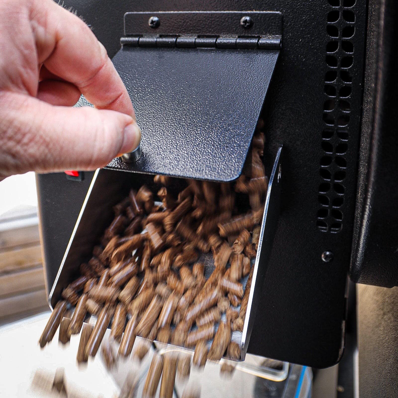 Edelstahl Pelletrutsche | Pellettrichter - magnetisch - das Upgrade für Traeger Pellet-Grills