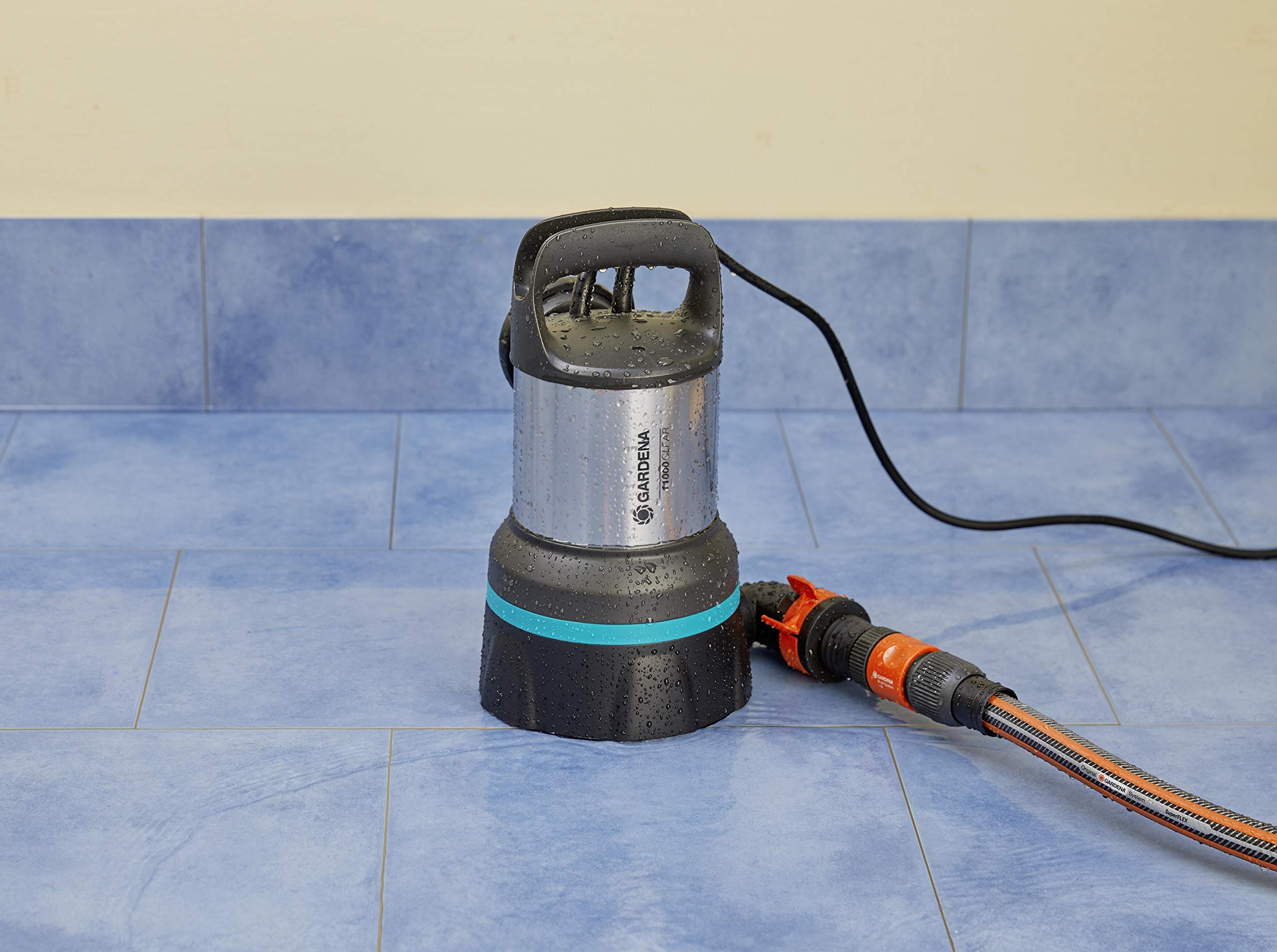 GARDENA Pompa sommersa acqua pulita 11000: pompa acqua pulita di portata 11000 l/h, interruttore flottante con funz. continuo, aspirazione piatta a 2 mm, sistema attacco rapido, 450 W (09032-20)