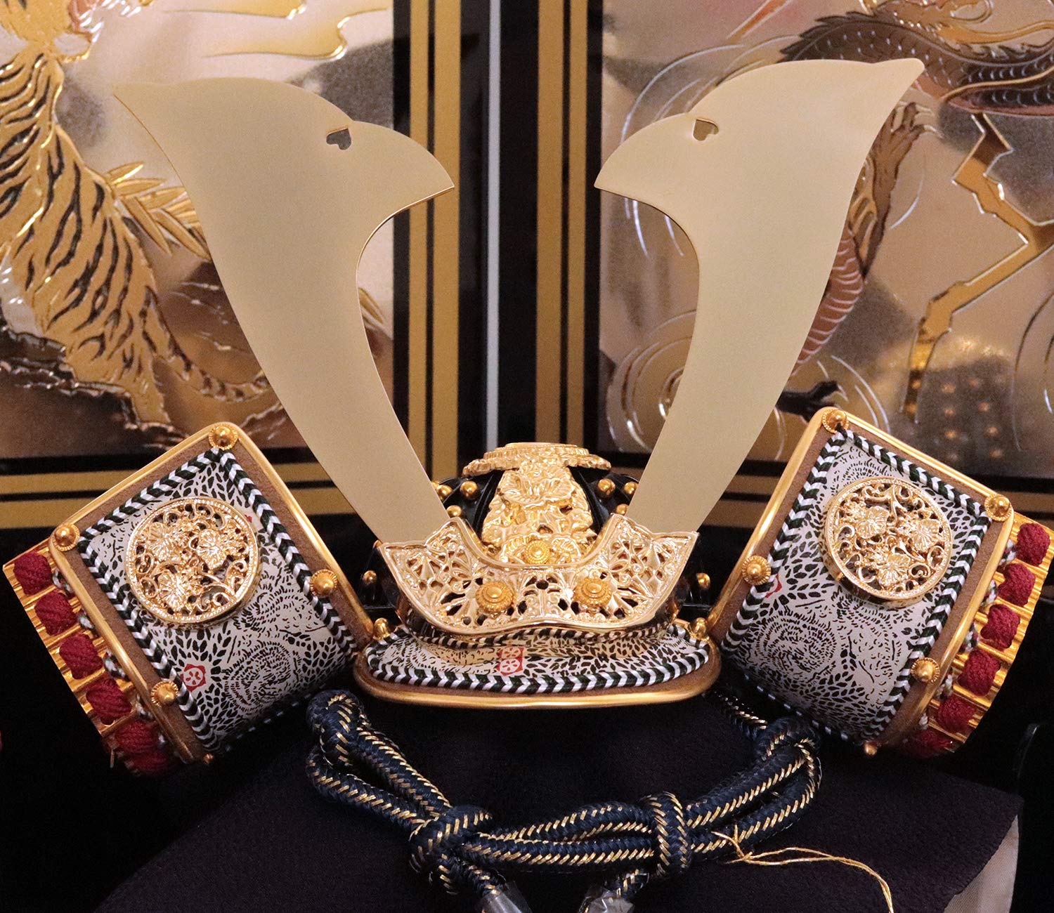 【美品】吉徳 五月人形 兜飾り 龍虎背景 高さ約62cm Amazon | 吉徳 五月人形 兜収納飾り 黒艶 二曲龍虎 間口37×奥行35×高さ