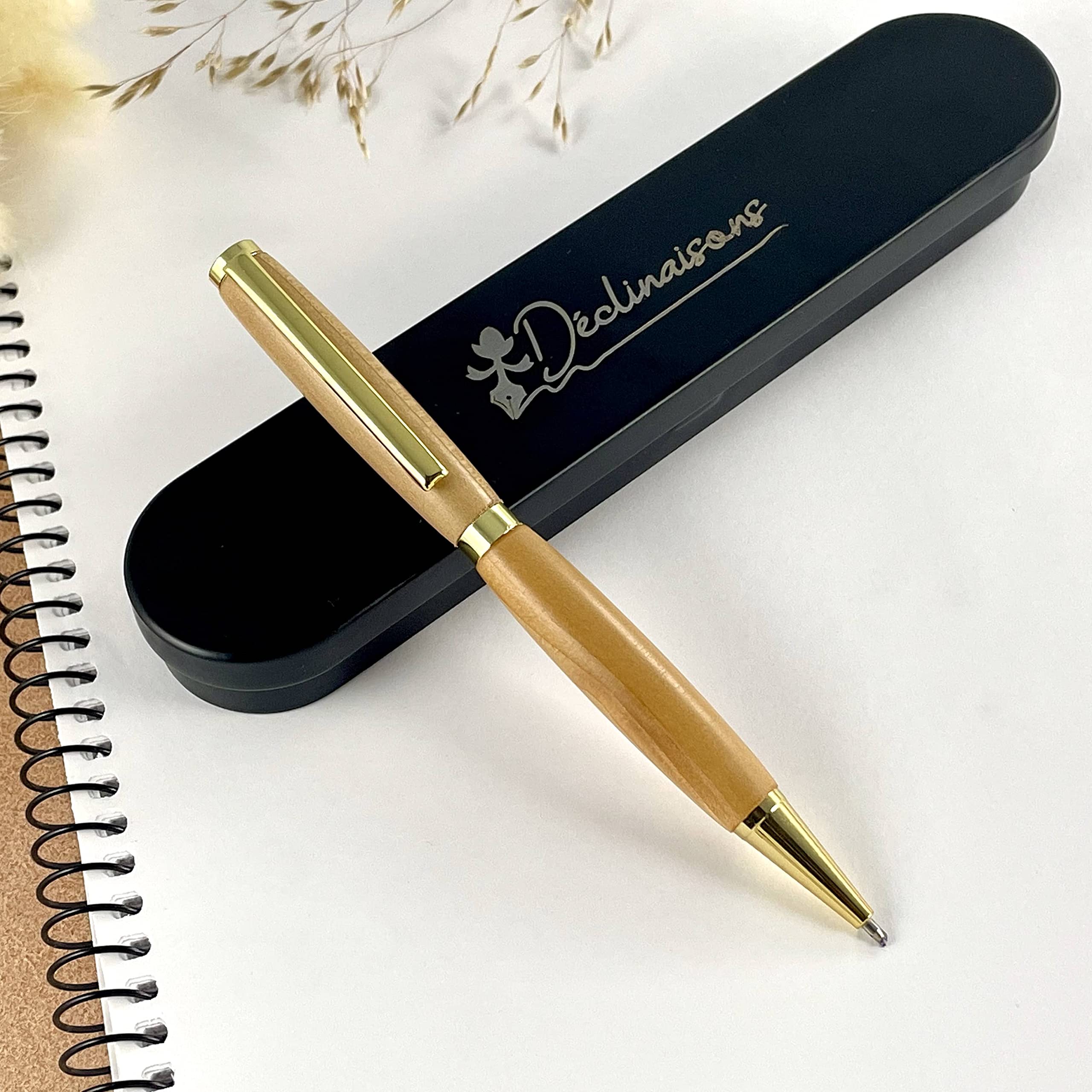 Stylo bille artisanal bois de Cèdre Français fait main en France – Gravure personnalisable – Coffret métal – Cadeau