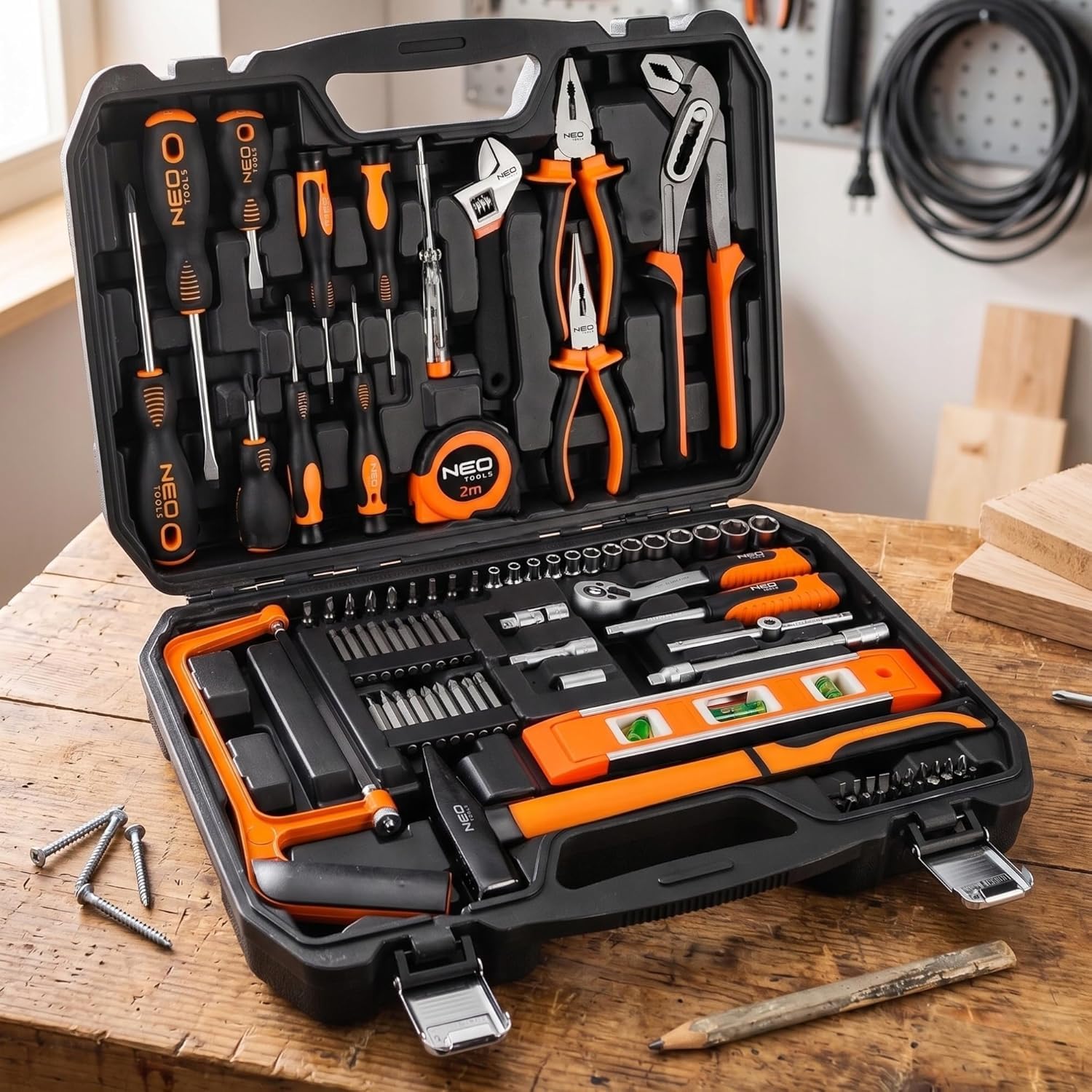 NEO TOOLS Zestaw Narzędzi dla Majsterkowicza, 88 Elementów w Wytrzymałej Walizce | Klucze Nasadowe 1/4", Imbus, Uchwyt | Kompletny Zestaw do Warsztatu, Garażu
