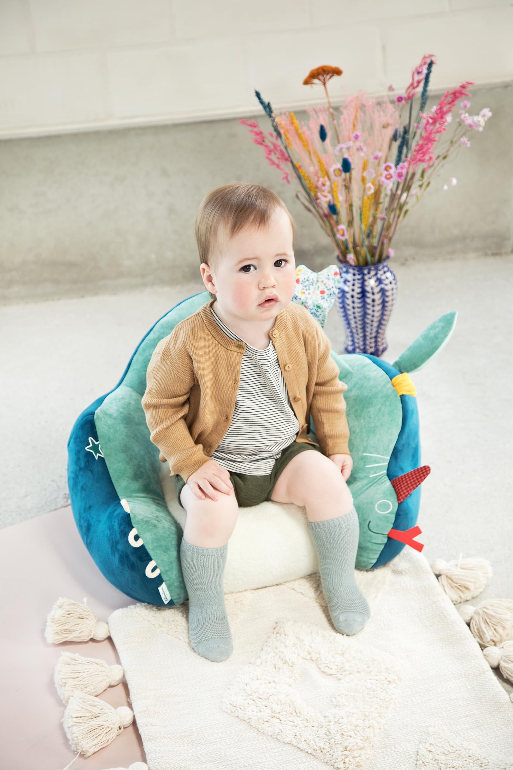 LILLIPUTIENS – Fauteuil Enfant Joe Le Dragon – Fauteuil Confortable et ludique en Tissu Doux avec Oreilles, Ailes et étiquettes à découvrir – Idéal décoration pour Chambre ou Salle de Jeu – 83324
