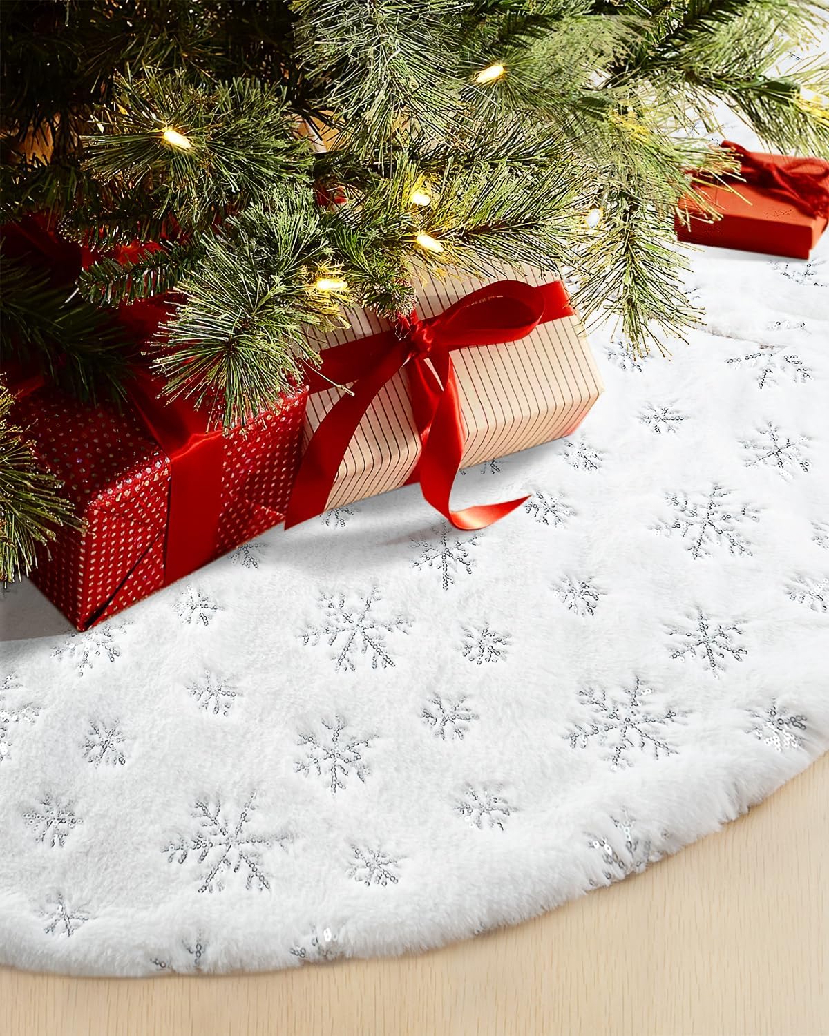 COOLWUFAN 122cm/48 Inches Christmas Tree Skirt for Xmas Tree Holiday Party Decorations White Plush Silver Sequin Snowflake (Silver)