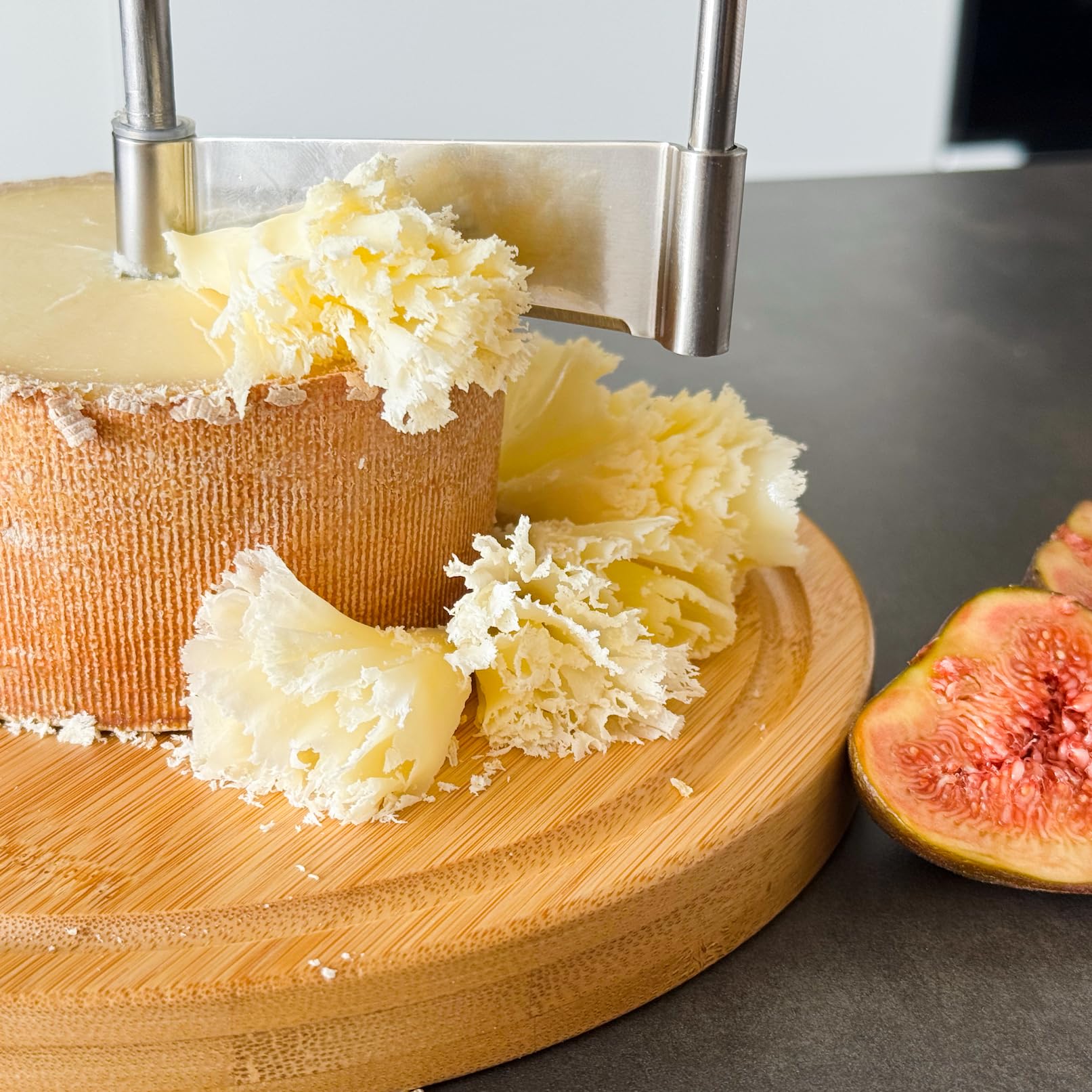 Girolle per formaggio Fraiseur in bambù Ø 22 cm con lama in acciaio inox – raschietto rotativo per Tête de Moine, fiori di formaggio e scaglie di cioccolato – robusto, decorativo, idea regalo