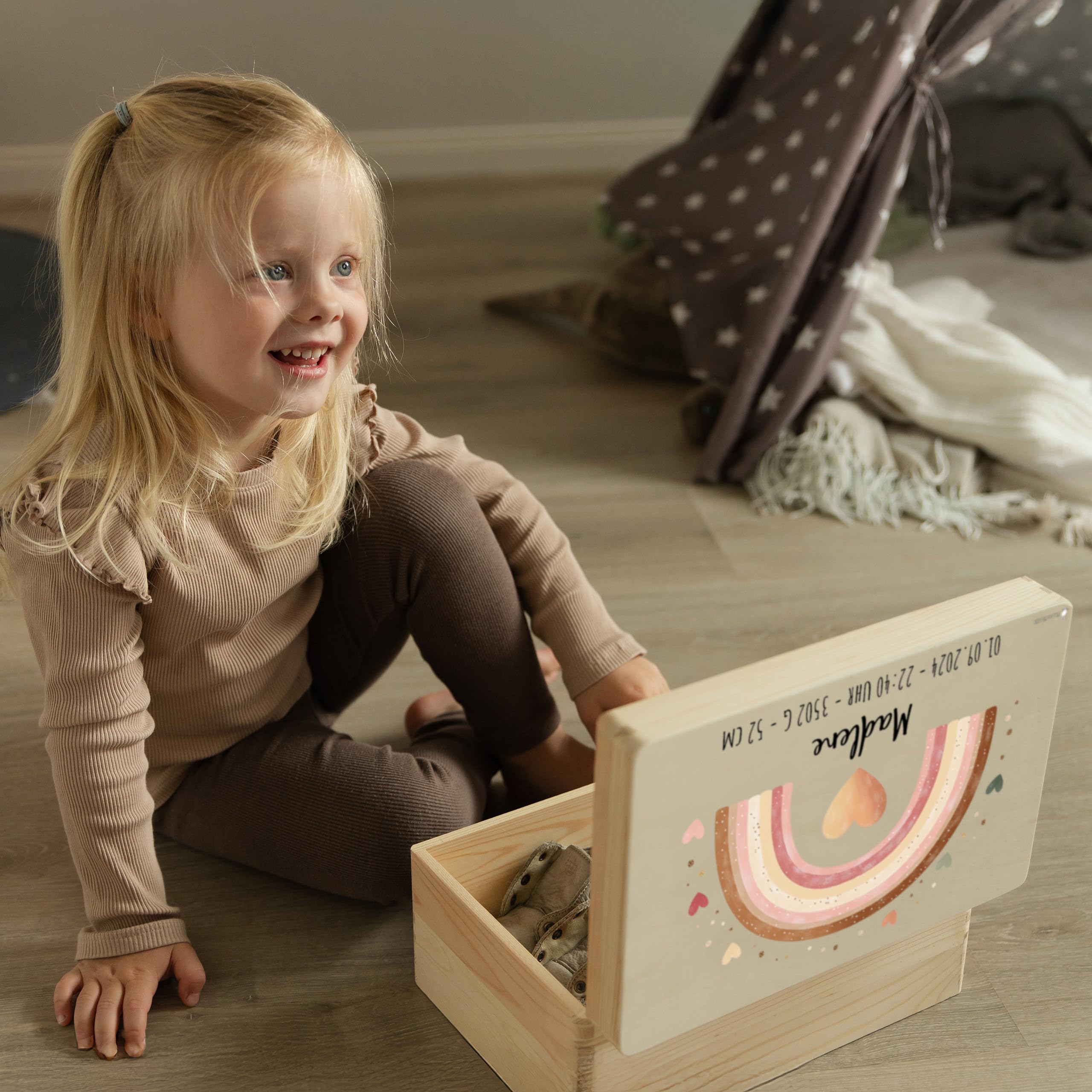 Baby Erinnerungsbox - tolle Holzkiste personalisiert Baby - 30 x 20 x 14 Holz - personalisierte Erinnerungskiste - Babybox Erinnerung - Taufgeschenk Mädchen - Boho Regenbogen
