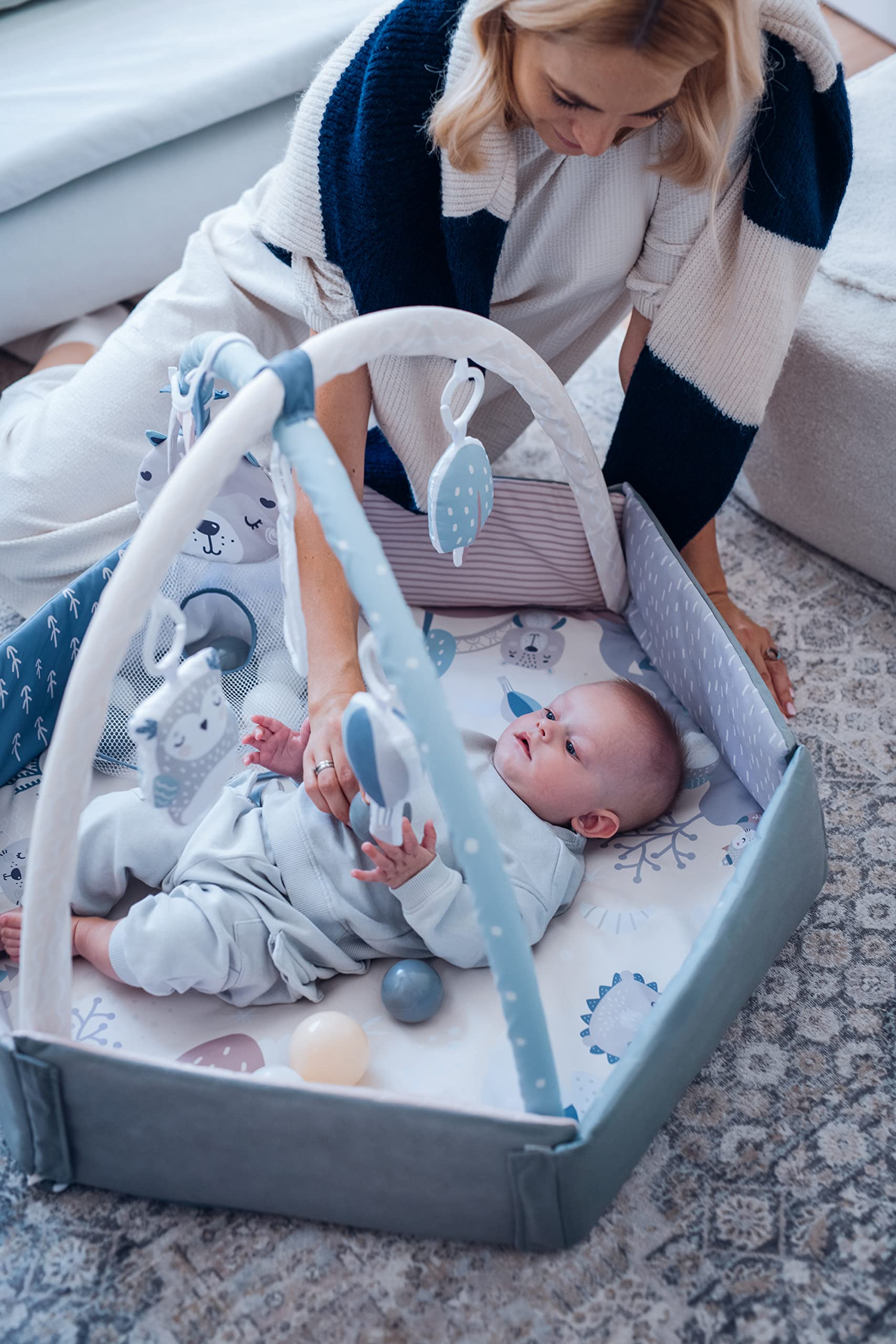 Arche de jeu MoMi PASTEL avec tapis rampant 3 en 1 pour bébé dès la naissance, tapis d'activité sensorielle avec 2 arches, bain de balles, 5 jouets, 20 balles avec sac