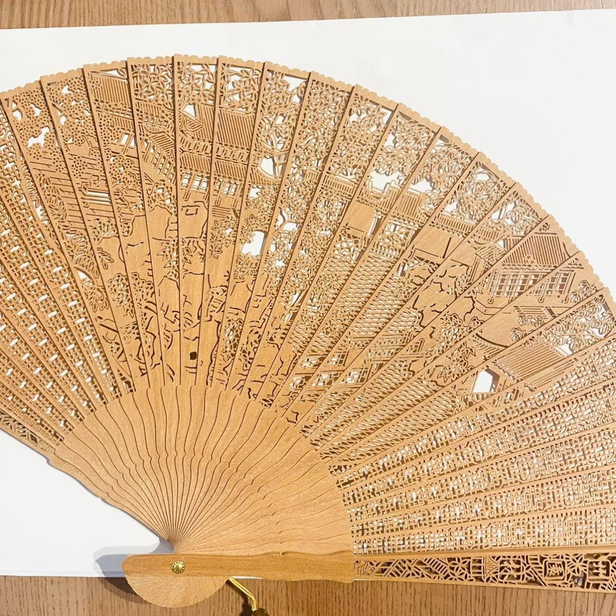 未使用　高級　紅檀扇子 箱入り　扇子　香木 Amazon.co.jp: 高級 紅檀扇子 箱入り 扇子 香木 透かし彫り