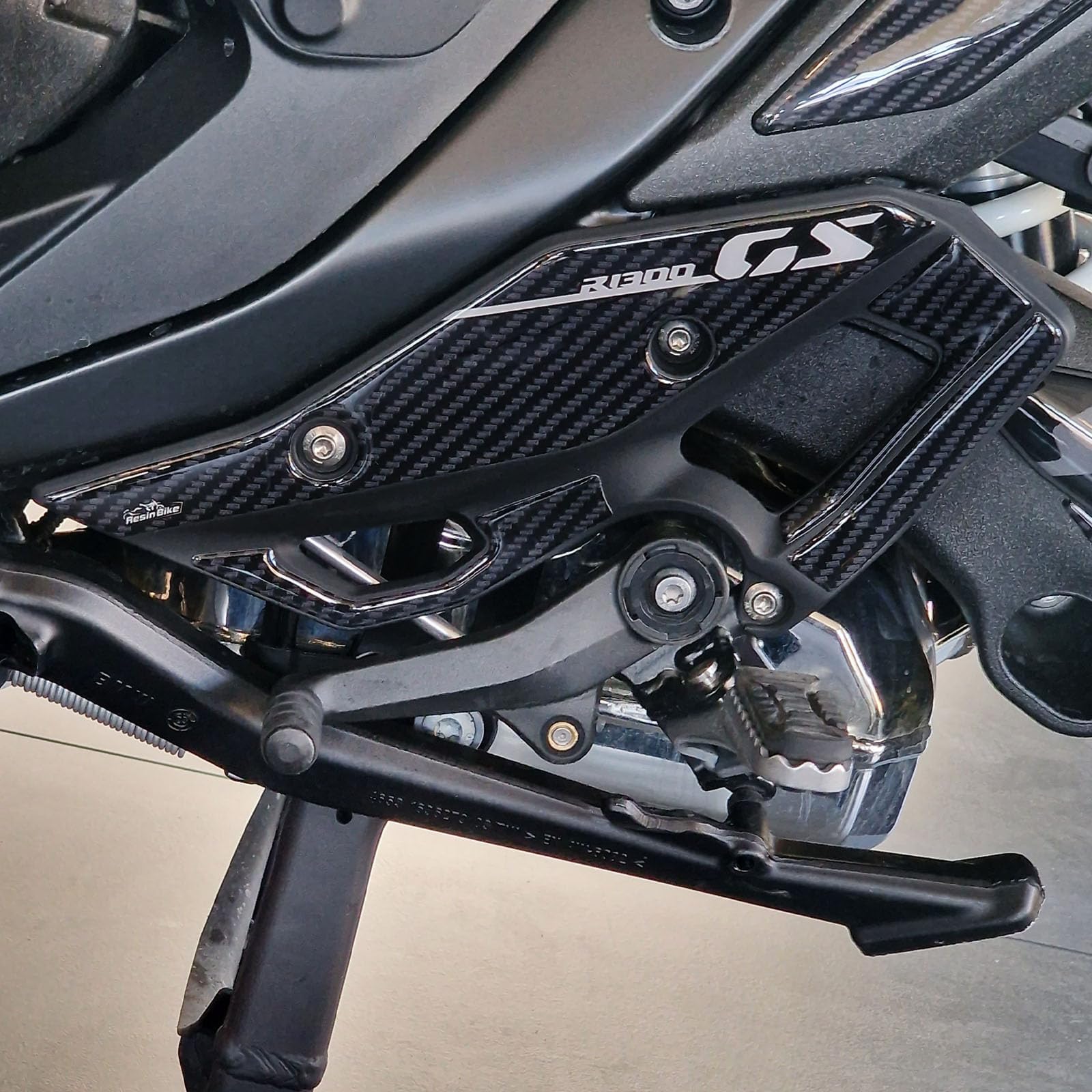 Resin Bike Adhesivos de Moto Compatibles con BMW R 1300 GS 2023-2026. Protección Talonera para Moto de Choques y Arañazos de Moto. Adhesivo 3D Resinado - Made in Italy