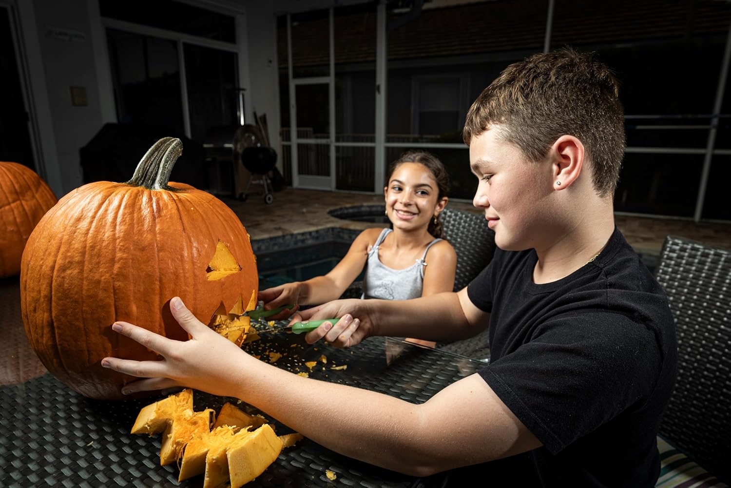 Mundial 8-Piece Glow-in-the-Dark Pumpkin Carving Kit with Carrying Pouch - Professional Halloween Jack-O-Lantern Carving Tools for Kids and Adults
