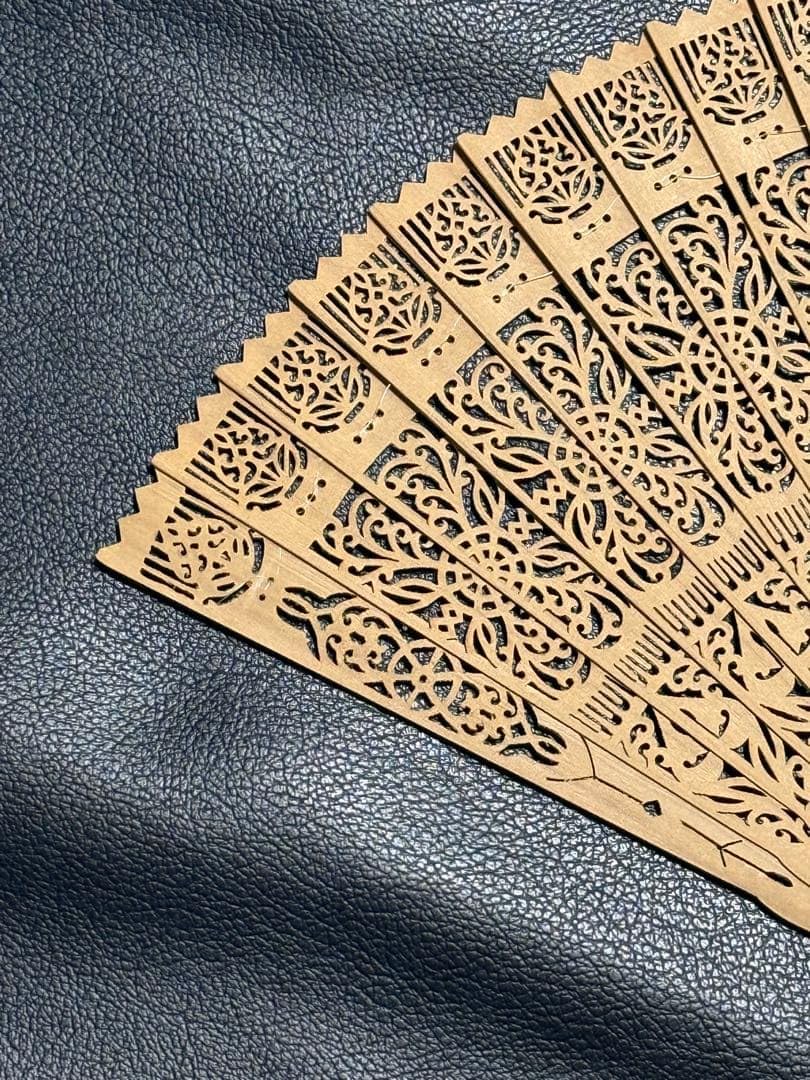 扇子　23cm 白竹堂　白檀　正絹房付き　京扇子　着物　和装　和洋折衷　塗り桐箱 Amazon.co.jp: 扇子 23cm 白竹堂 白檀 正絹房付き 京扇子 着物 和装