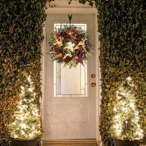 Miniatura 4 de Corona de Navidad artificial preiluminada de 22 pulgadas, corona de rosas con purpurina de ciervos de Navidad, decoración de bayas y temporizador