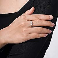 Vista 5 de Tienda Essentials Anillo redondo de 3 piedras de plata de ley chapada en platino o oro hecho con circonita cúbica de elementos infinitos