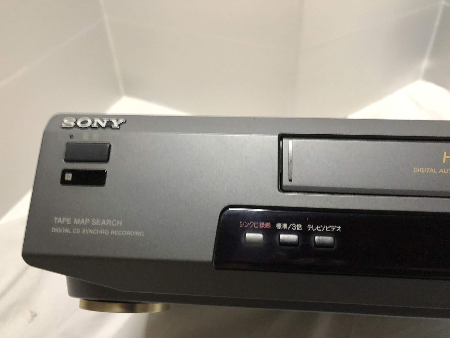 Anteriore sinistro view of Sony SLV-FT5 VCR, showing the tape slot and 'TAPE MAP SEARCH' label.