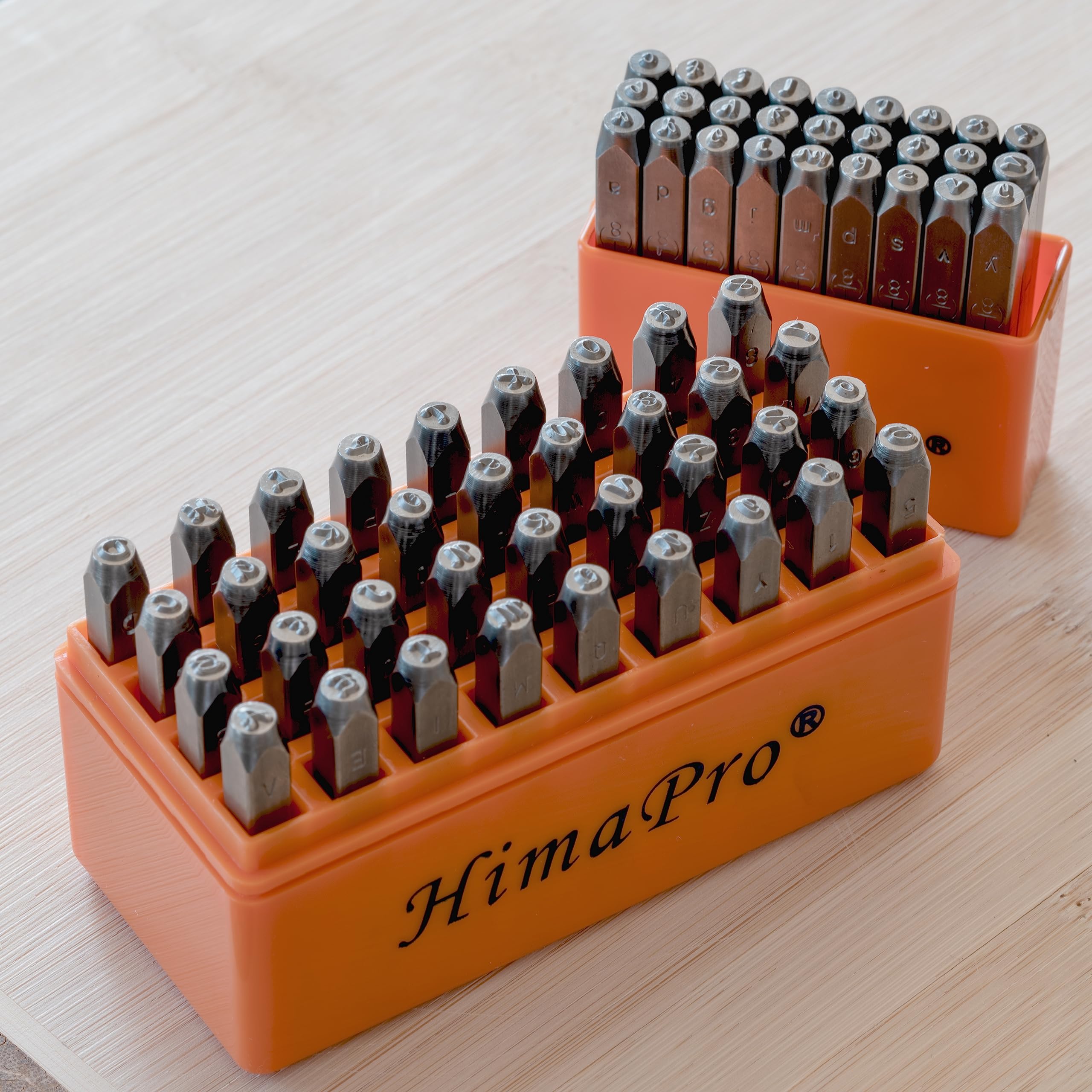 HimaPro Kit de sellos metálicos de 63 piezas de estilo artístico con números y letras ('A'-'Z', a'-'z', 0'-'9') con bloque de banco de acero sin rebote de 3 pulgadas