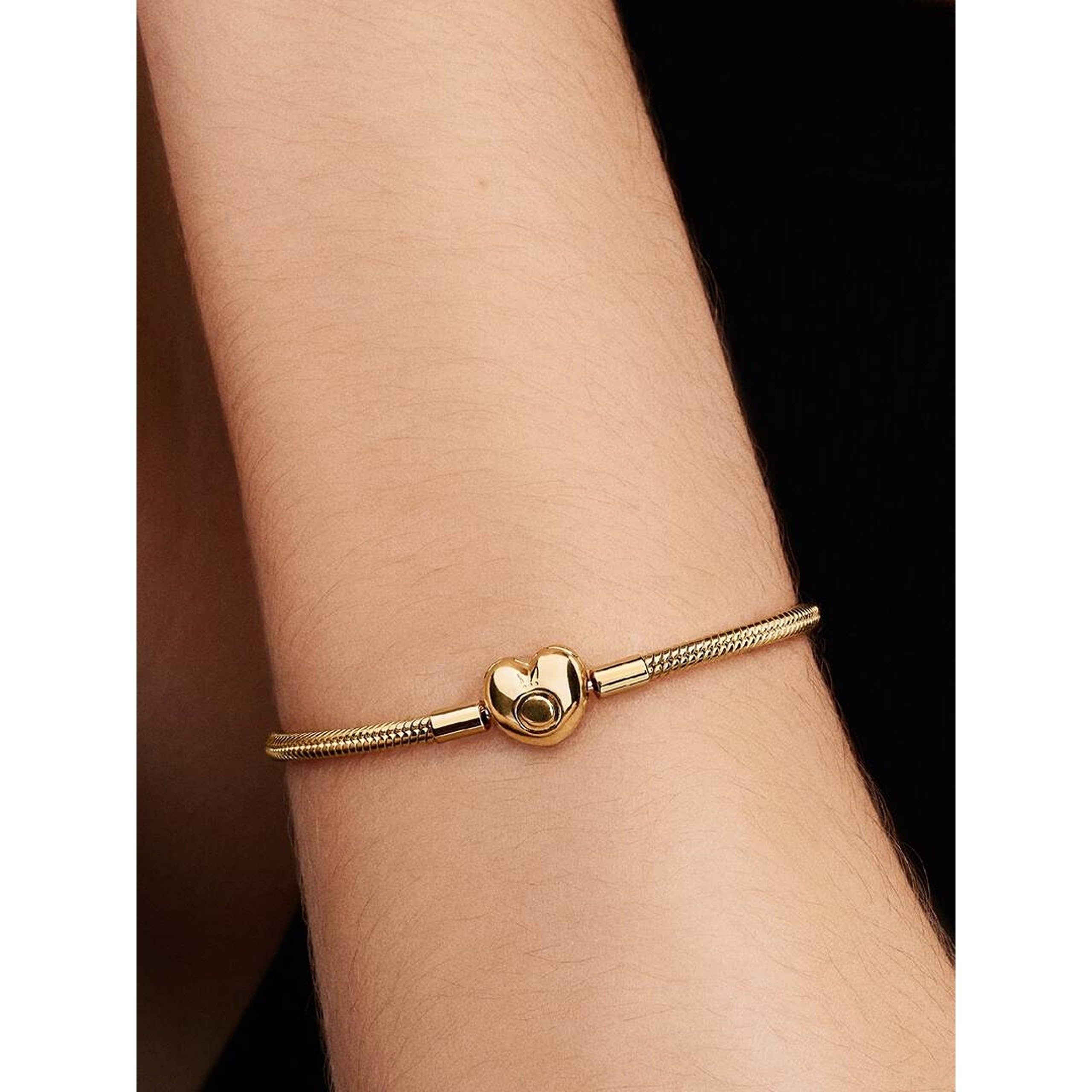 Pandora Moments Schlangen-Gliederarmband mit Herz-Verschluss aus Sterling Silber mit vergoldeter Metalllegierung, Kompatibel mit Pandora Moments, Größe:17, 563050C00-17