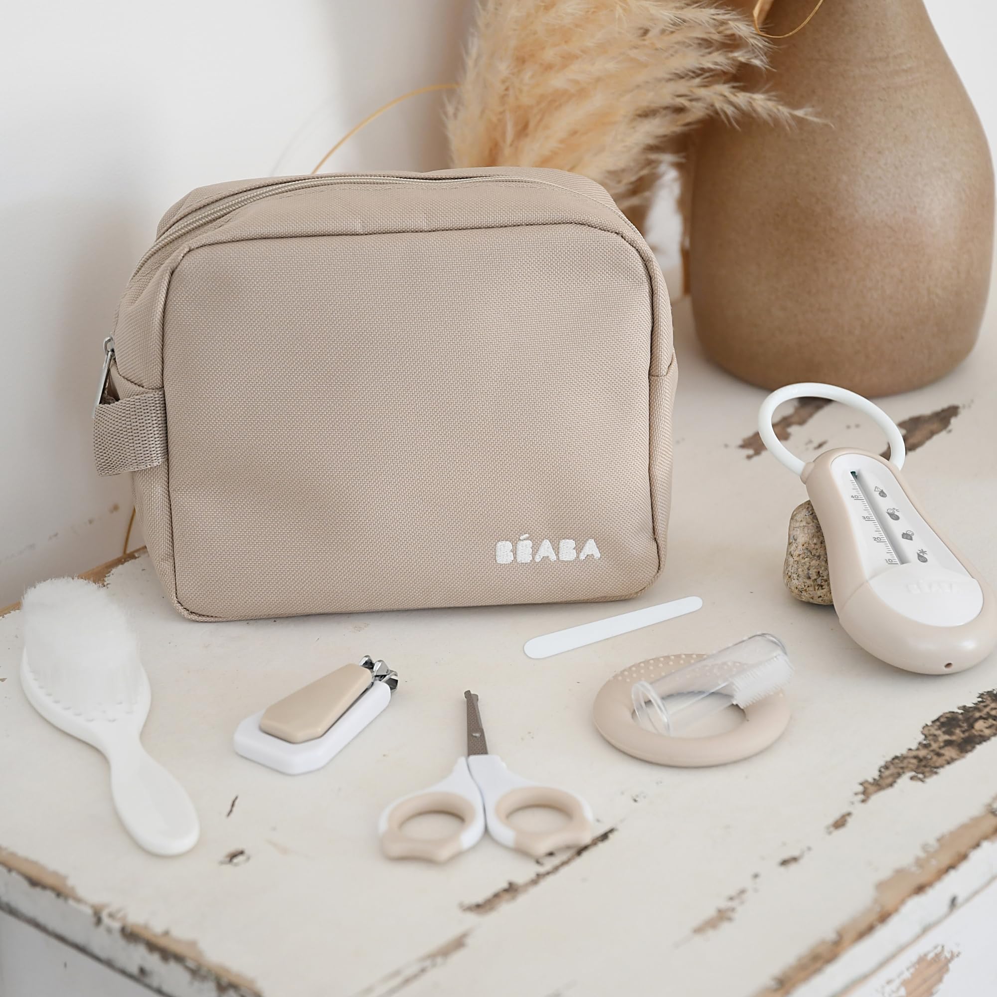 BÉABA Trousse de Toilette Bébé Nomade – 7 Accessoires Essentiels Dès la Naissance – Thermomètre, Coupe-Ongles, Ciseaux, Brosse, Anneau de Dentition – Format Compact avec Compartiments – Coloris Argile