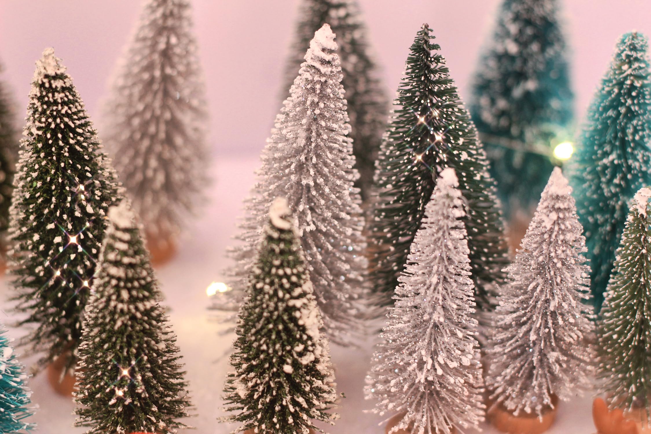 Set De 26 Figurines Miniatures Noël - Pères Noël, Sapins, Rennes Et Bonhommes De Neige En Résine