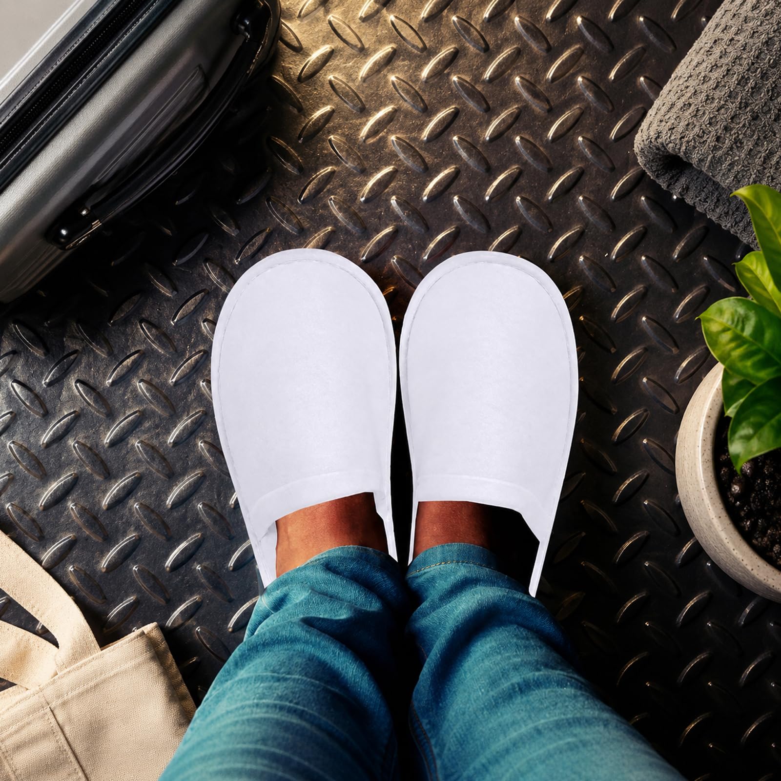 Lot de 24 Paires de Chaussons Jetables pour Hôtel et Spa, Blancs | Pantoufles Fermées Antidérapantes pour Invités, Maison, Voyage, Salon de Beauté, Hommes et Femmes